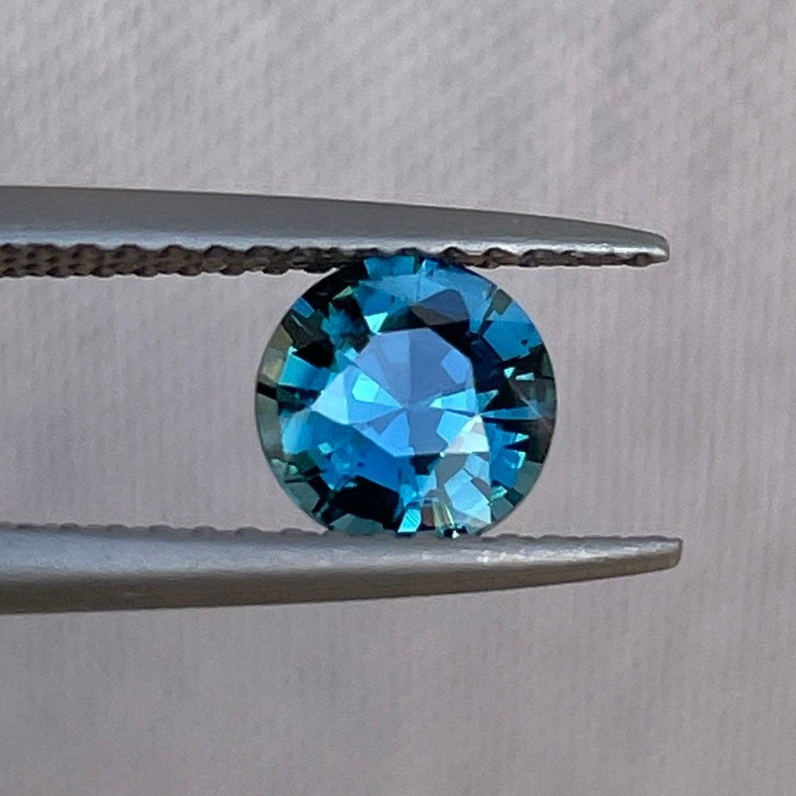 Pierre précieuse saphir teal taille ronde, 1,03 carats, saphir teal naturel de NASHGEMS, d'origine éthique pour la fabrication de bijoux.