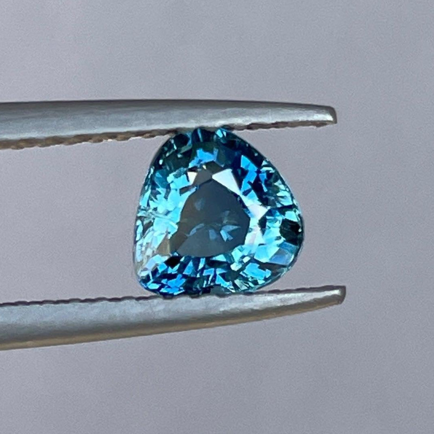 Saphir bleu et vert sarcelle, 1,01 carat, pierre précieuse détachée pour bijoux, par NASHGEMS, pierre de saphir d’un bleu sarcelle vibrant.