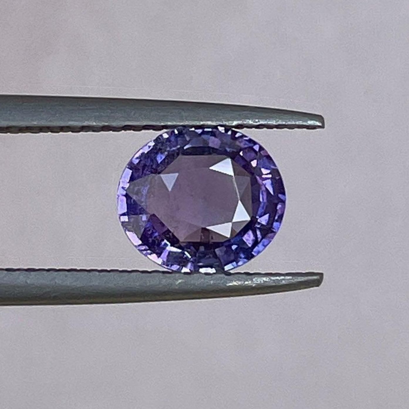 Pierre précieuse saphir violet lâche de 1,28 carats, saphir naturel violet indigo mauve pour création de bijoux sur mesure.
