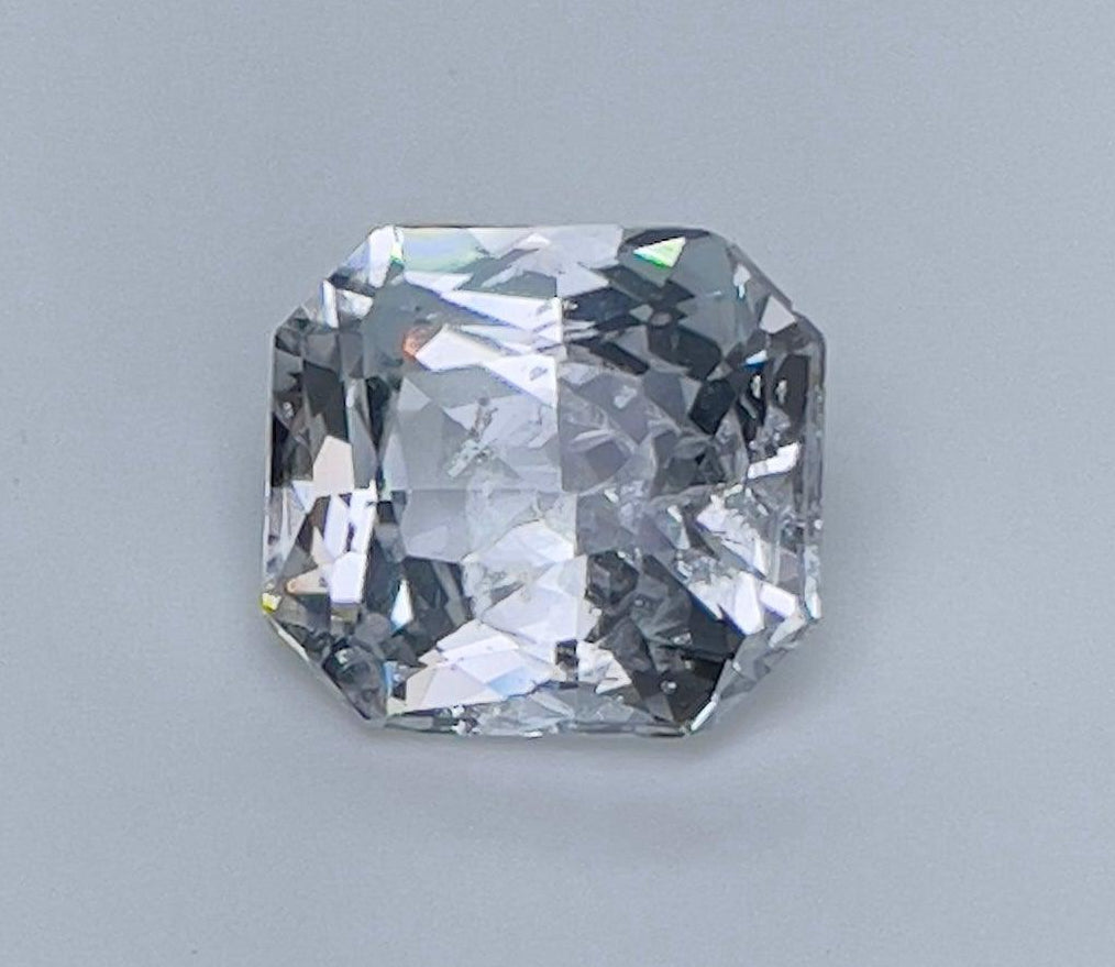 Bague de fiançailles NASHGEMS en saphir blanc avec 2,35 carats de saphirs blanc cassé dans un design élégant à thème blanc.