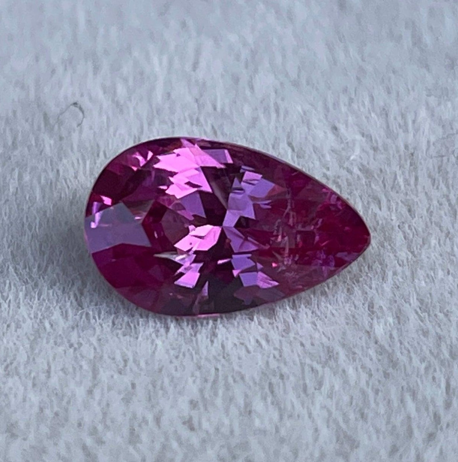 Pierre précieuse naturelle saphir rose en vrac du Sri Lanka, 1,72 carats, idéale pour la création de bijoux personnalisés par NASHGEMS.