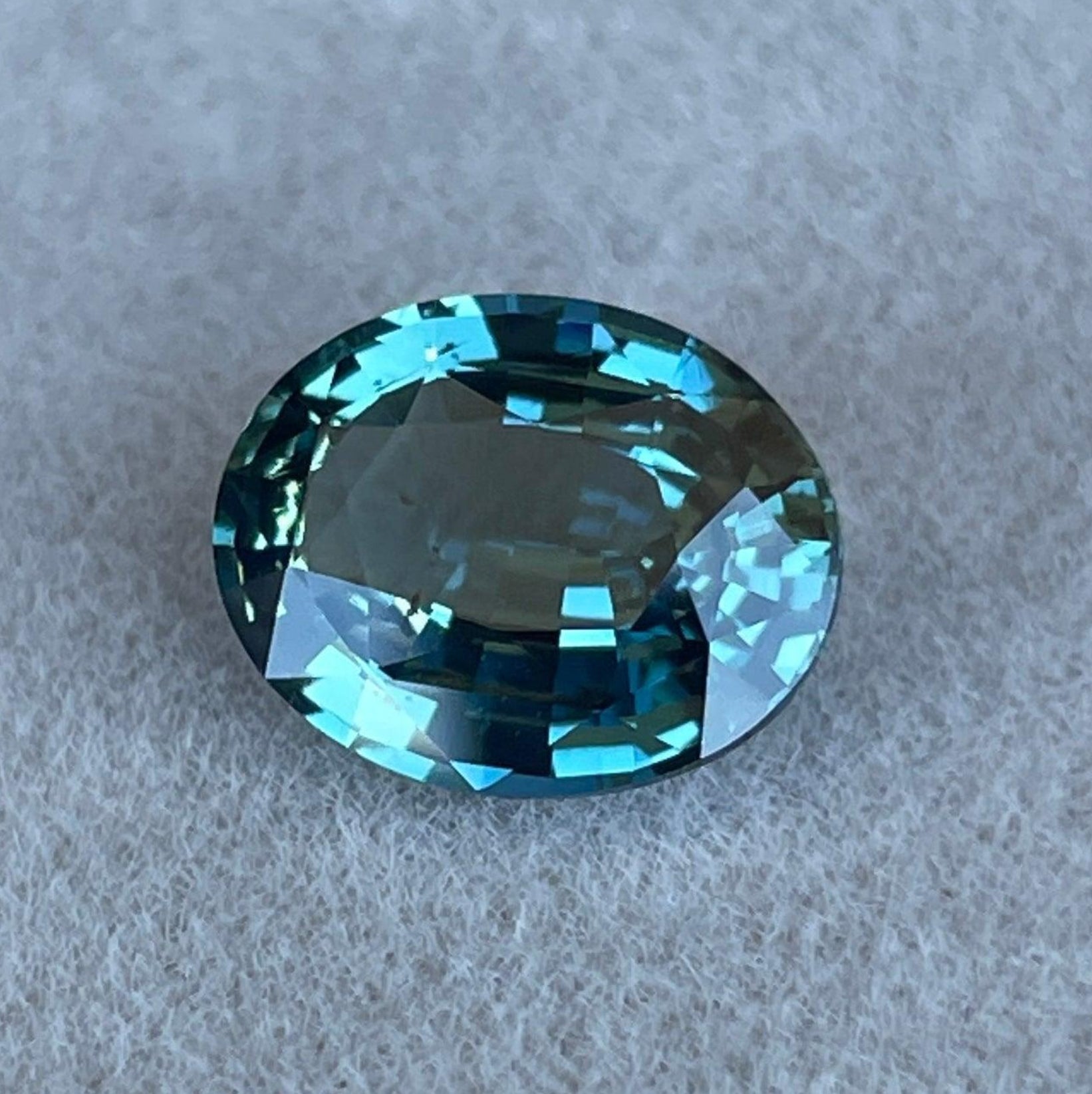 Saphir parti bleu sarcelle vert taille ovale 3,01 carats pierre précieuse détachée, saphir naturel pour bagues de fiançailles, alliances ou cadeau.