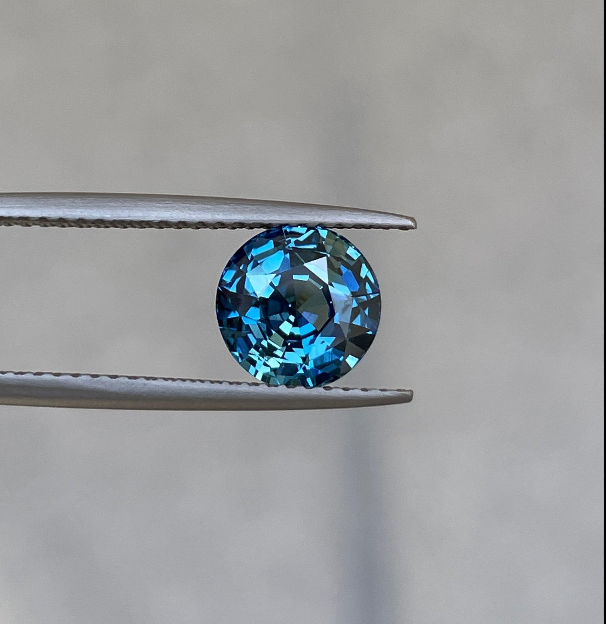 teal blue green parti sapphire round cut gem