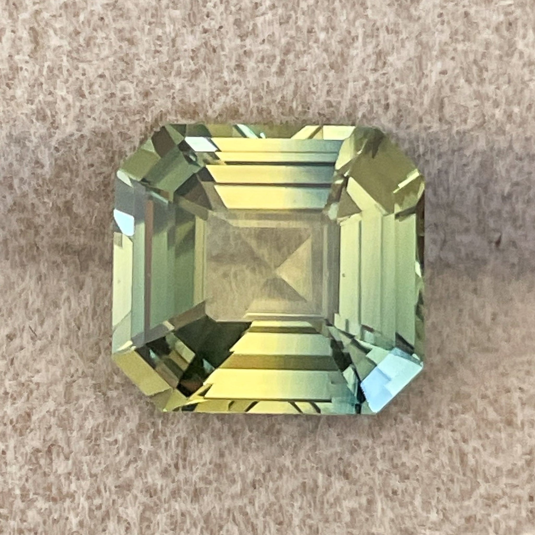 Saphir Parti bicolore bleu sarcelle, taille émeraude Asscher de 4,02 ct, pierre précieuse détachée par NASHGEMS, présentant des nuances de vert et de jaune.