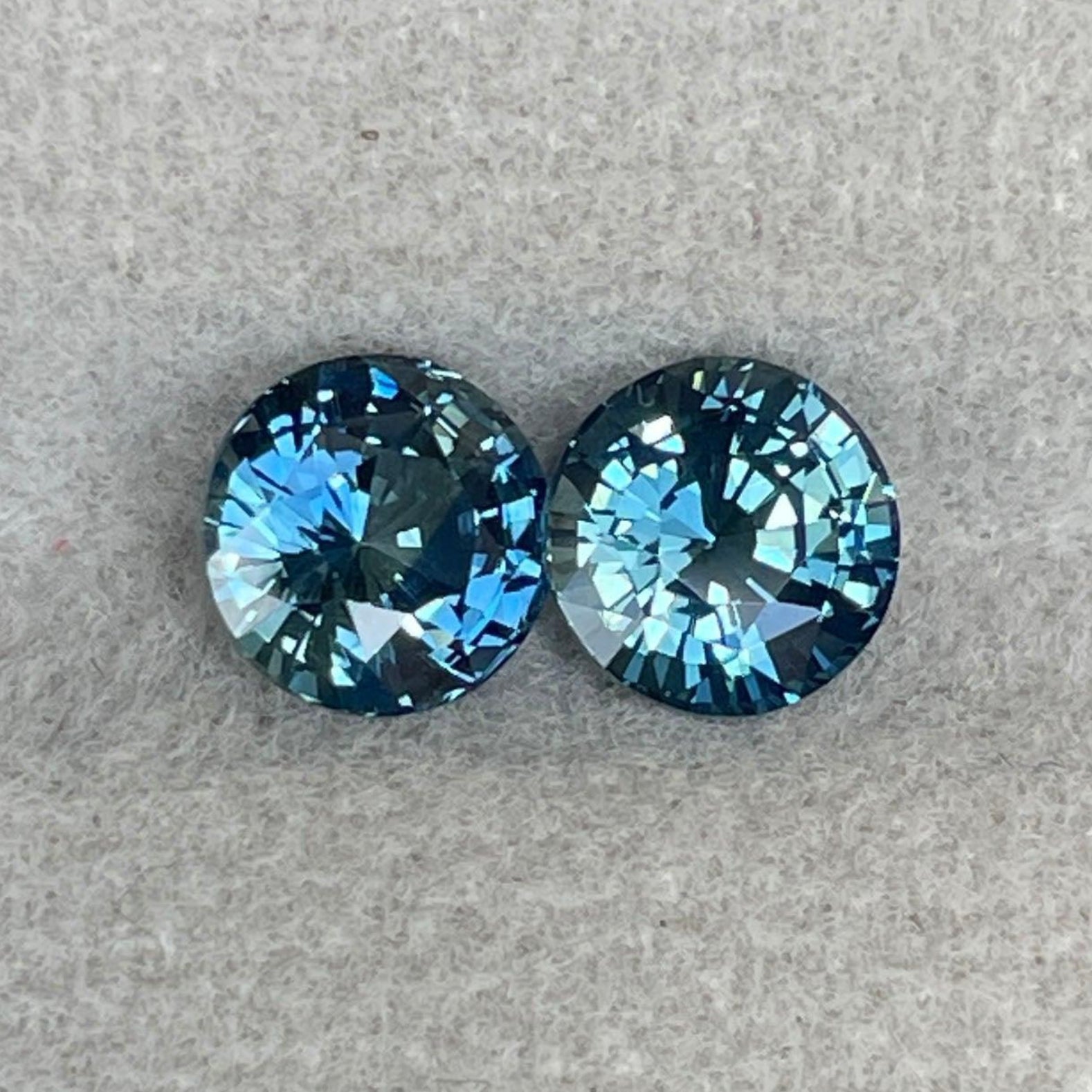 Paire de pierres précieuses saphir rondes bleu-vert sarcelle de NASHGEMS, idéale pour un anniversaire, la fête des Mères ou des bijoux de fiançailles.