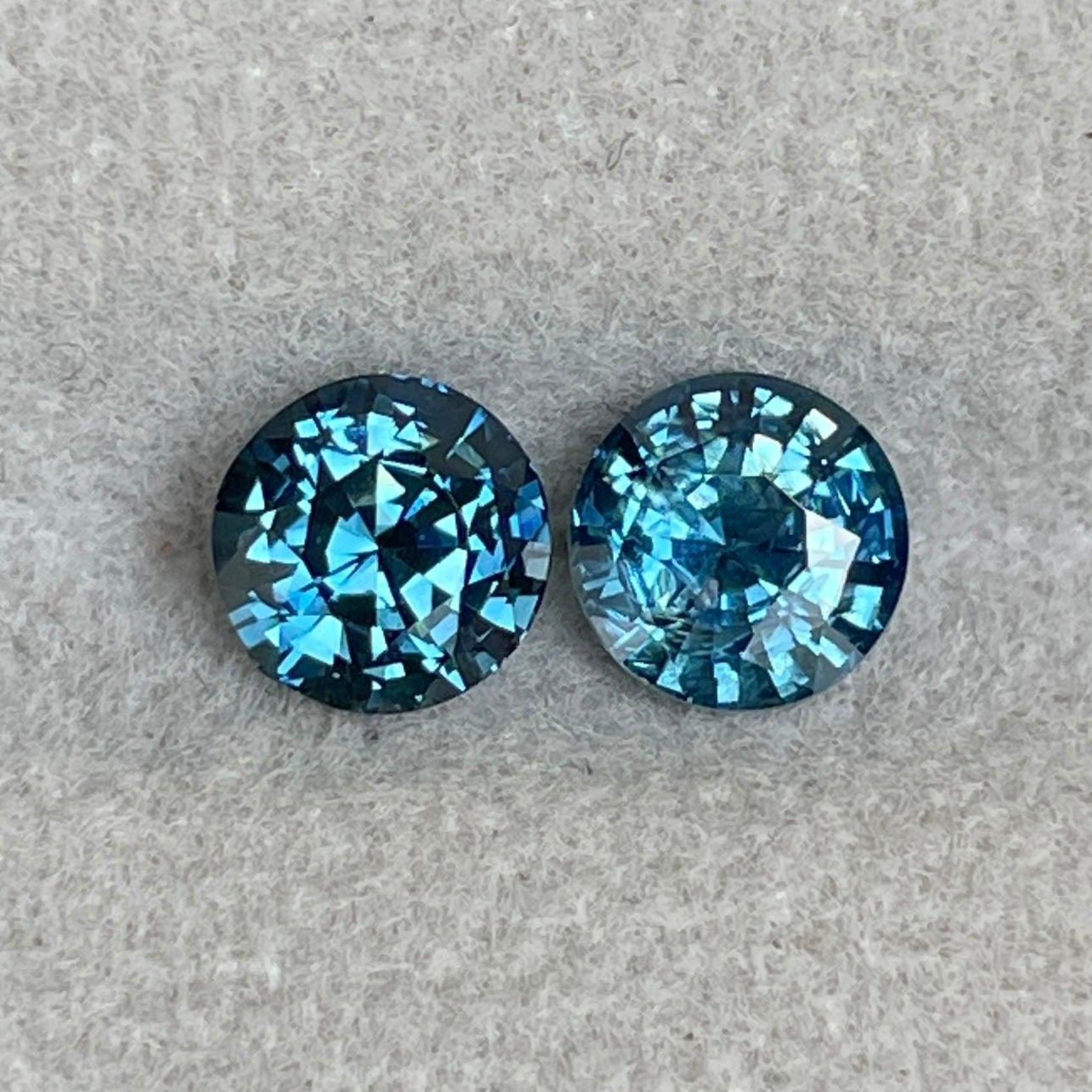 Paire de saphirs bleu-vert sarcelle, taille ronde, 2,05 ct, de NASHGEMS, idéale pour un anniversaire, la fête des Mères ou des bagues de fiançailles pour femmes.