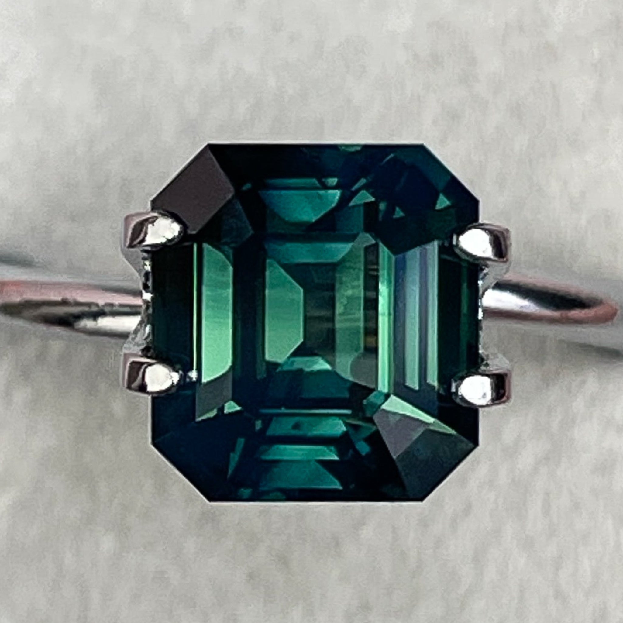 Saphir vert forêt naturel 3,59 ct taille émeraude, saphir teal détaché par NASHGEMS pour bagues de fiançailles personnalisées.