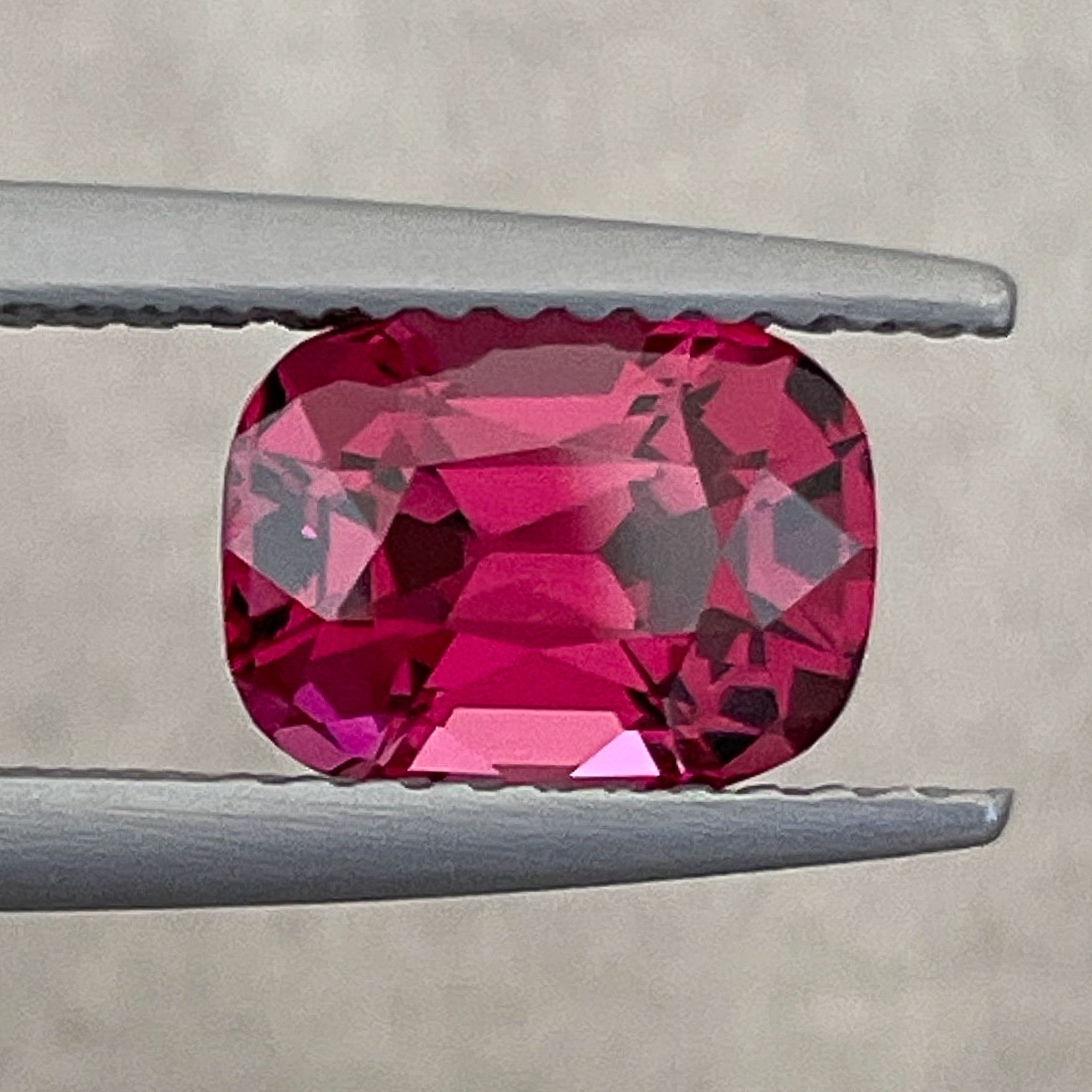 Grenat rhodolite naturel 2,14 Ct taille coussin, pierre précieuse détachée en rouge framboise, pureté VVS, idéal pour les bagues de fiançailles.