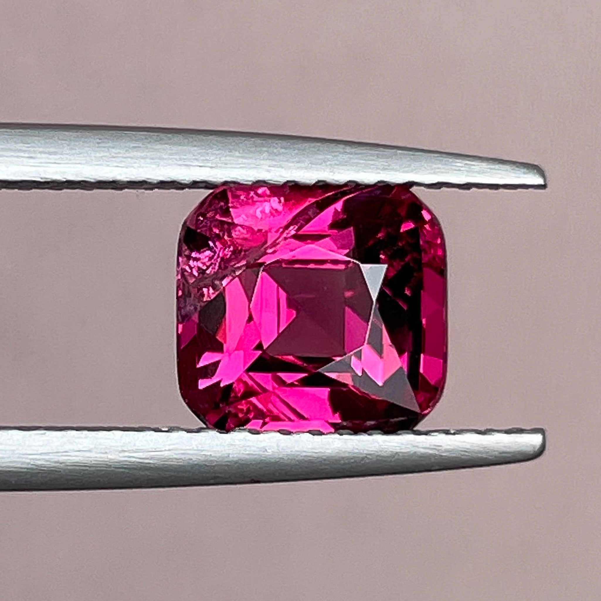 Grenat rhodolite naturel 2,32 ct, pierre précieuse taillée en coussin, couleur rouge framboise, idéale pour les bagues de fiançailles.