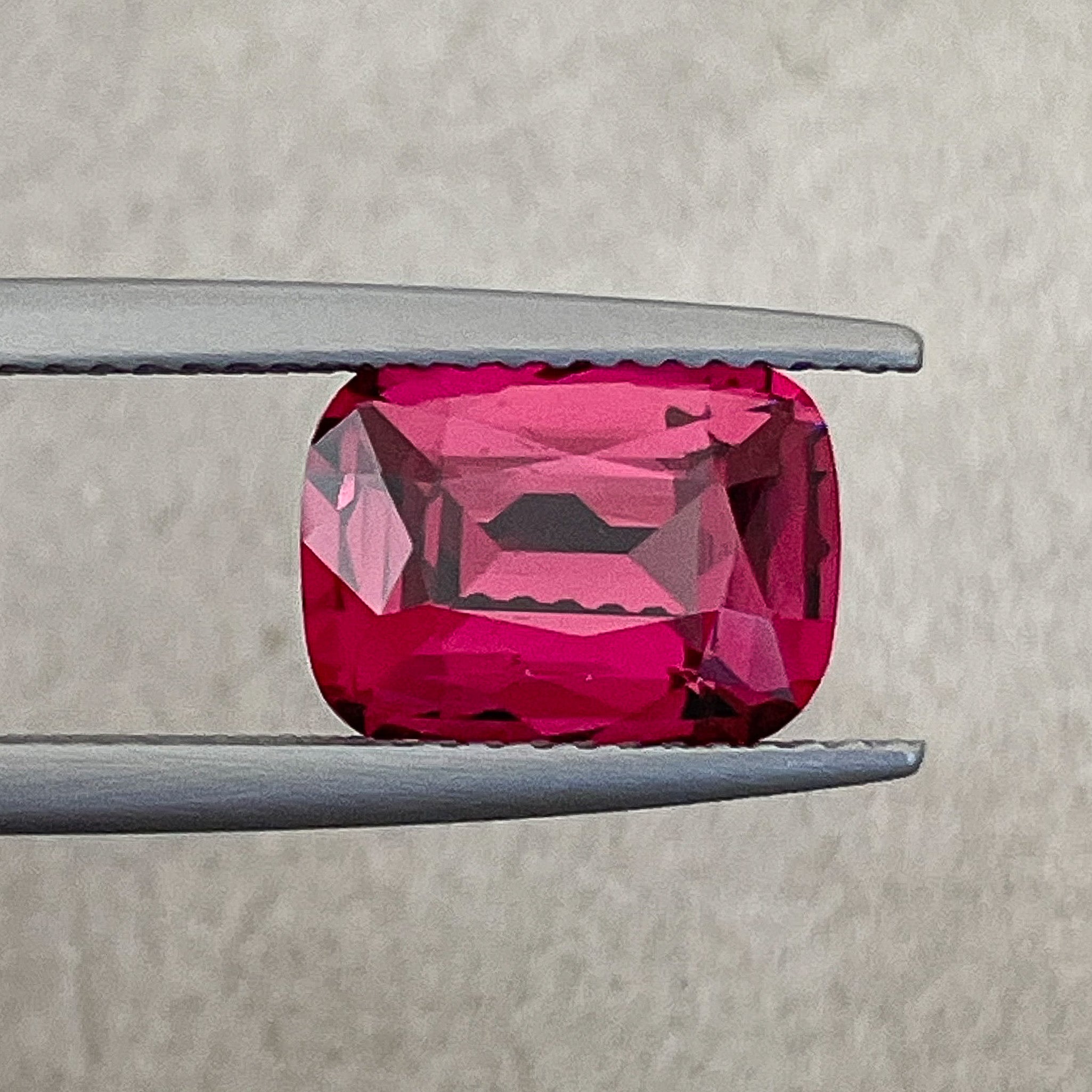 Grenat rhodolite naturel 3,52 ct, taille coussin, pierre précieuse détachée en rouge framboise, pureté VVS, idéal pour les bagues de fiançailles.