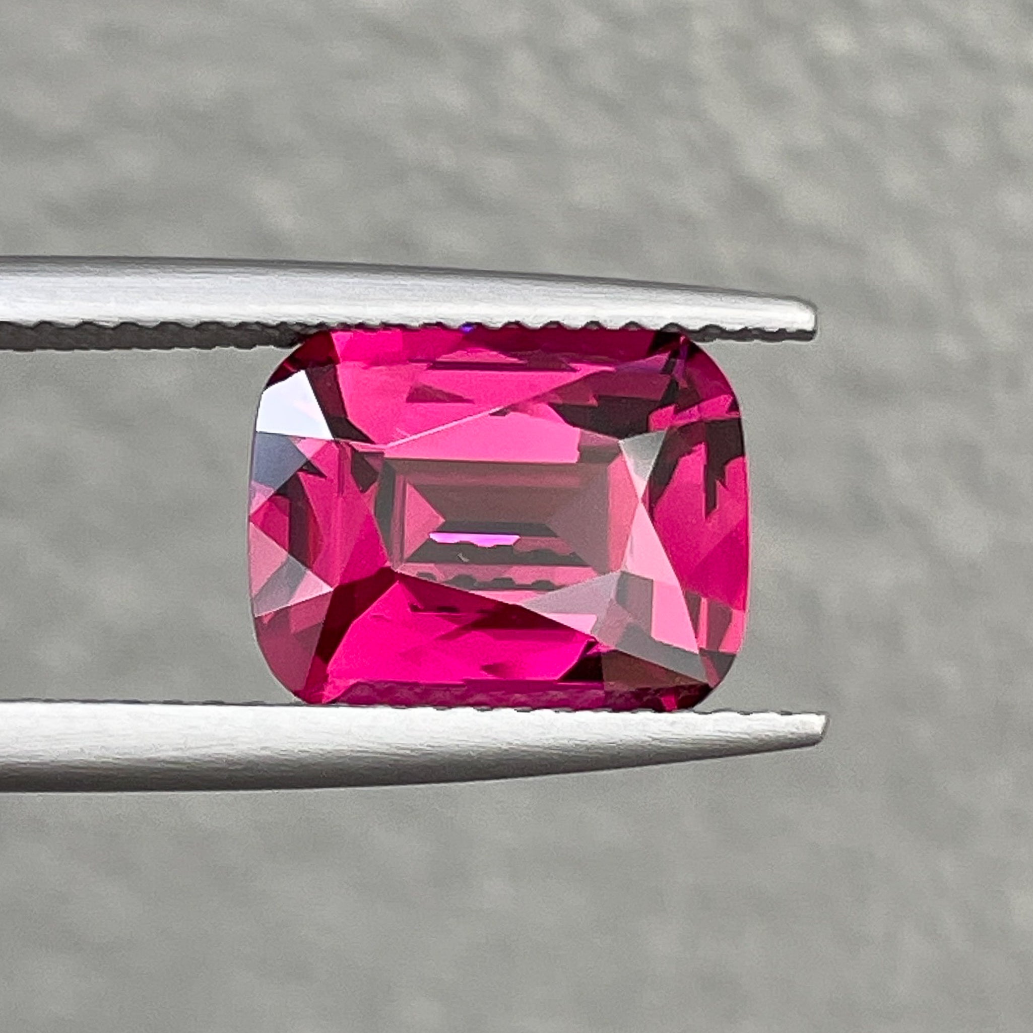 Grenat rhodolite naturel 4,14 Ct taille coussin, pierre précieuse libre rouge framboise VVS pour bagues de fiançailles, par NASHGEMS.