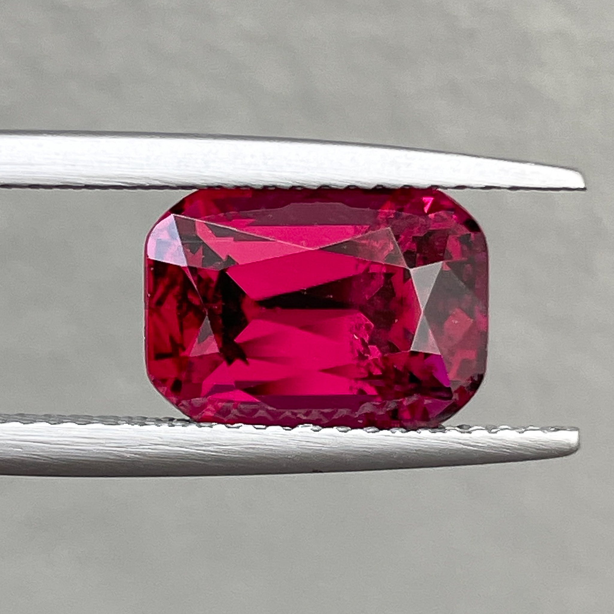 Grenat rhodolite naturel 5 ct taille coussin, pierre précieuse détachée de couleur rouge framboise, idéale pour les bagues de fiançailles par NASHGEMS.