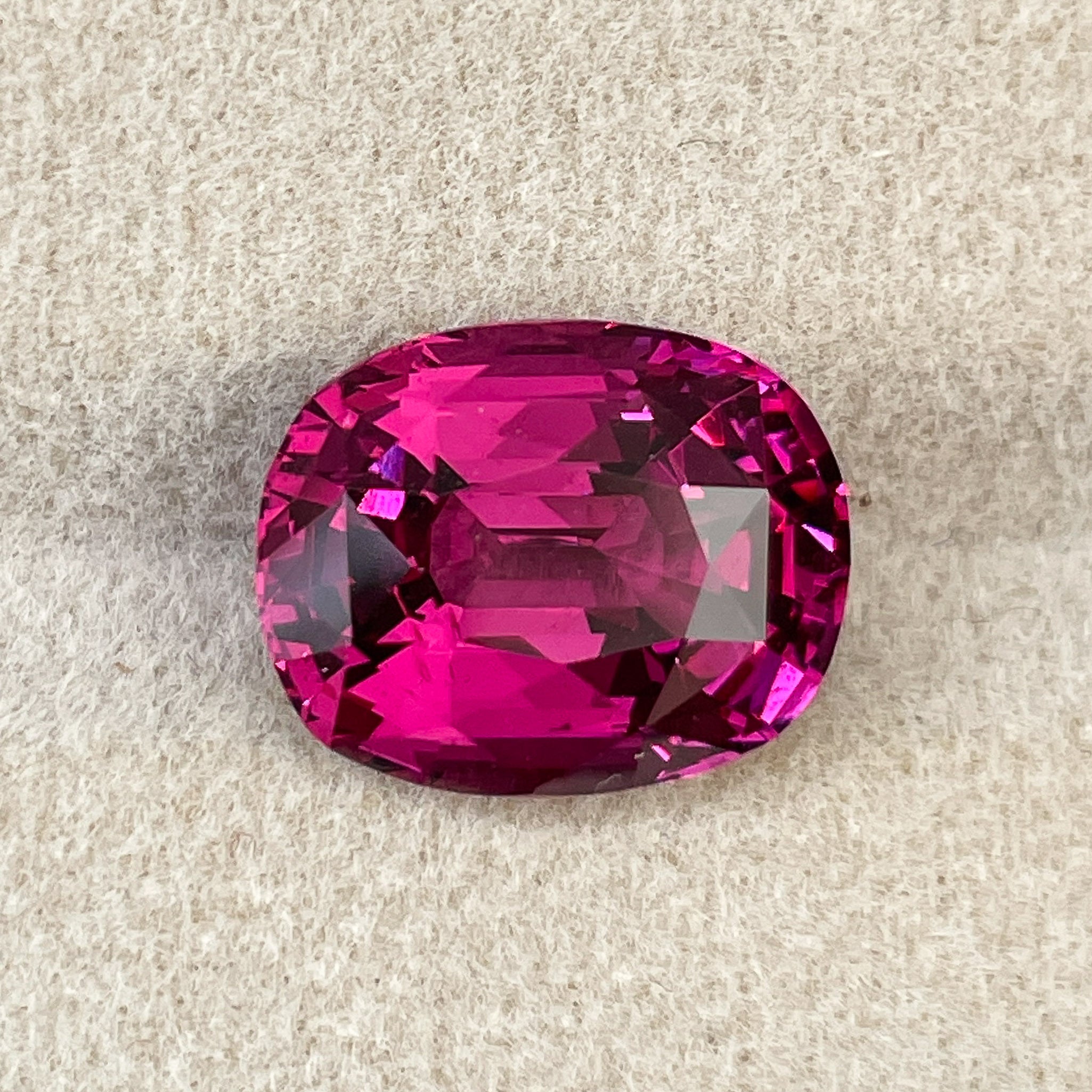 Grenat rhodolite naturel taille ovale 7,07 Ct de couleur rouge framboise, pureté VVS, idéal pour bagues de fiançailles, par NASHGEMS.