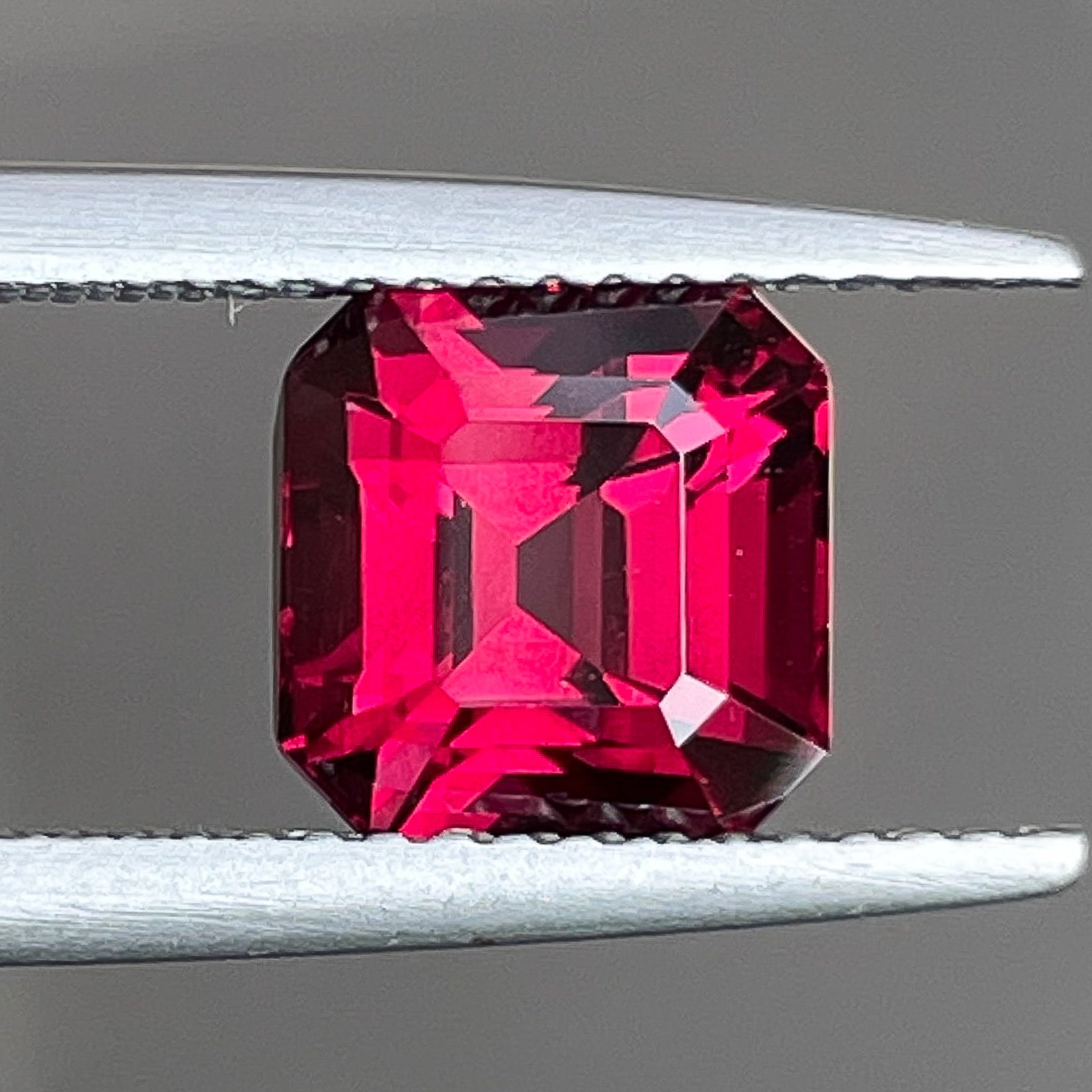 Grenat Pyrope Almandin naturel 3,38 Ct taille émeraude, pierre précieuse libre rouge profond VVS de NASHGEMS pour bagues de fiançailles.
