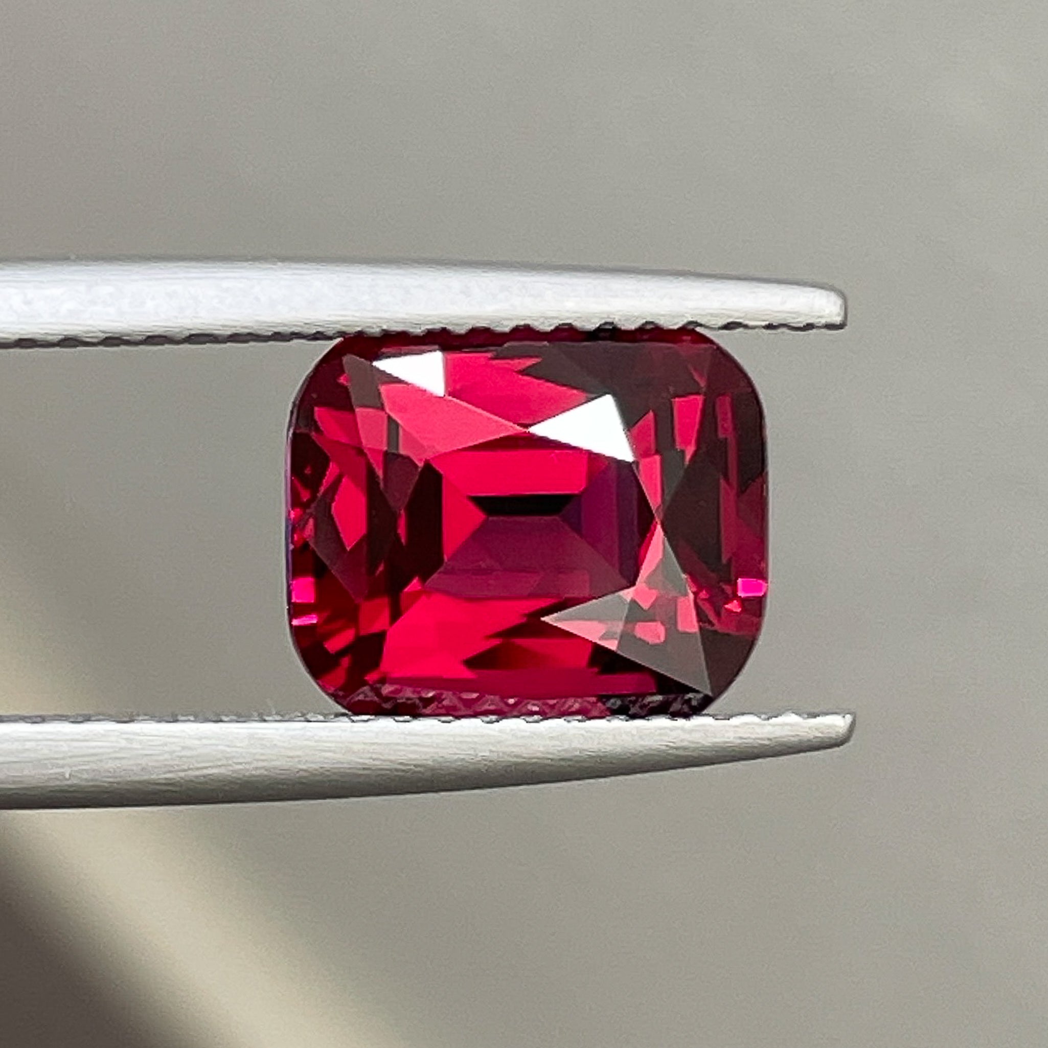 Grenat rhodolite naturel 3,96 ct taille coussin, pierre précieuse détachée de couleur rouge profond, idéale pour les bagues de fiançailles, par NASHGEMS.