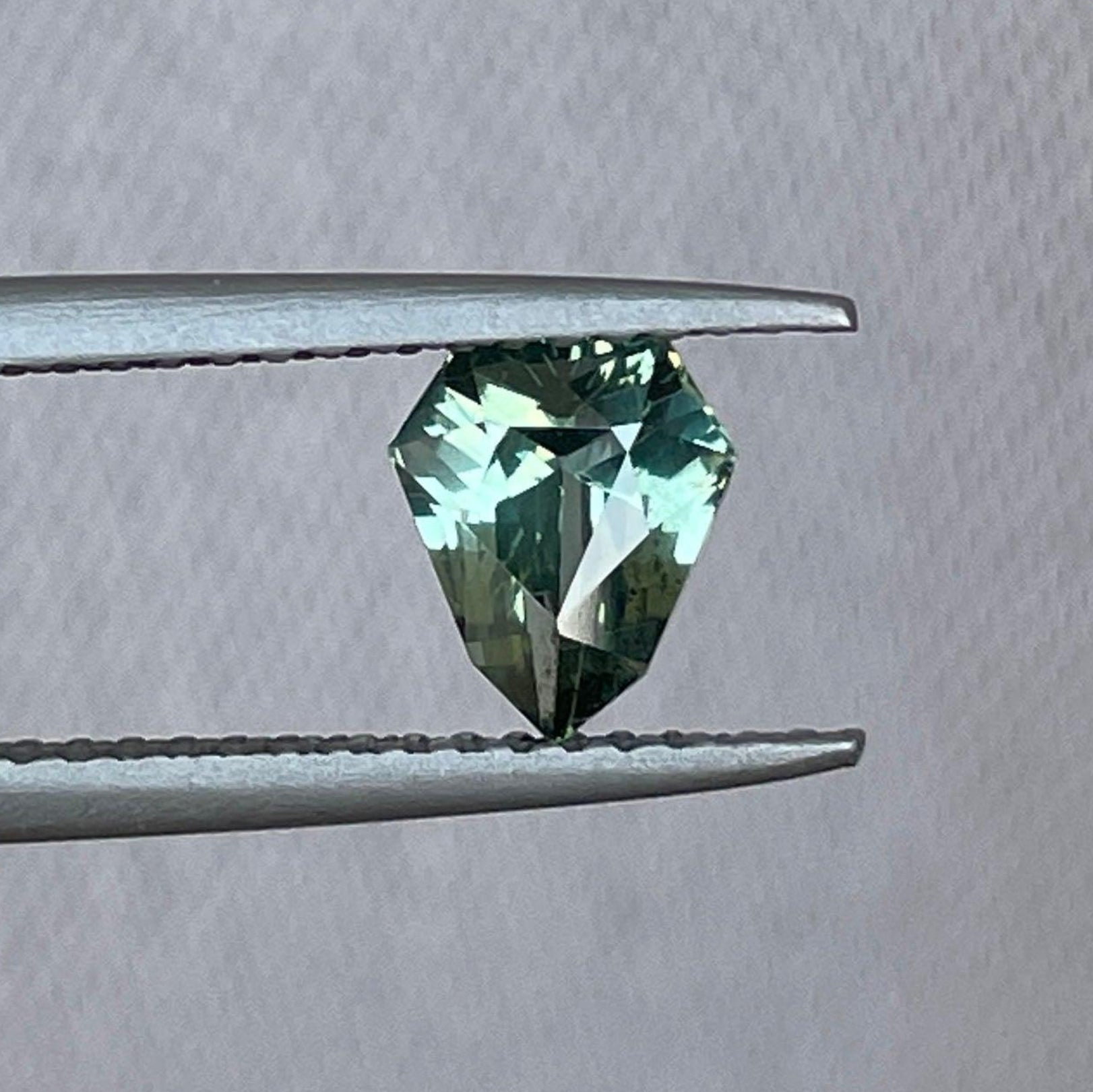 Saphir vert teal NASHGEMS de 1,12 carat, pierre précieuse en vrac, idéale pour bagues de fiançailles ou pendentifs, présentant une couleur teal vibrante.
