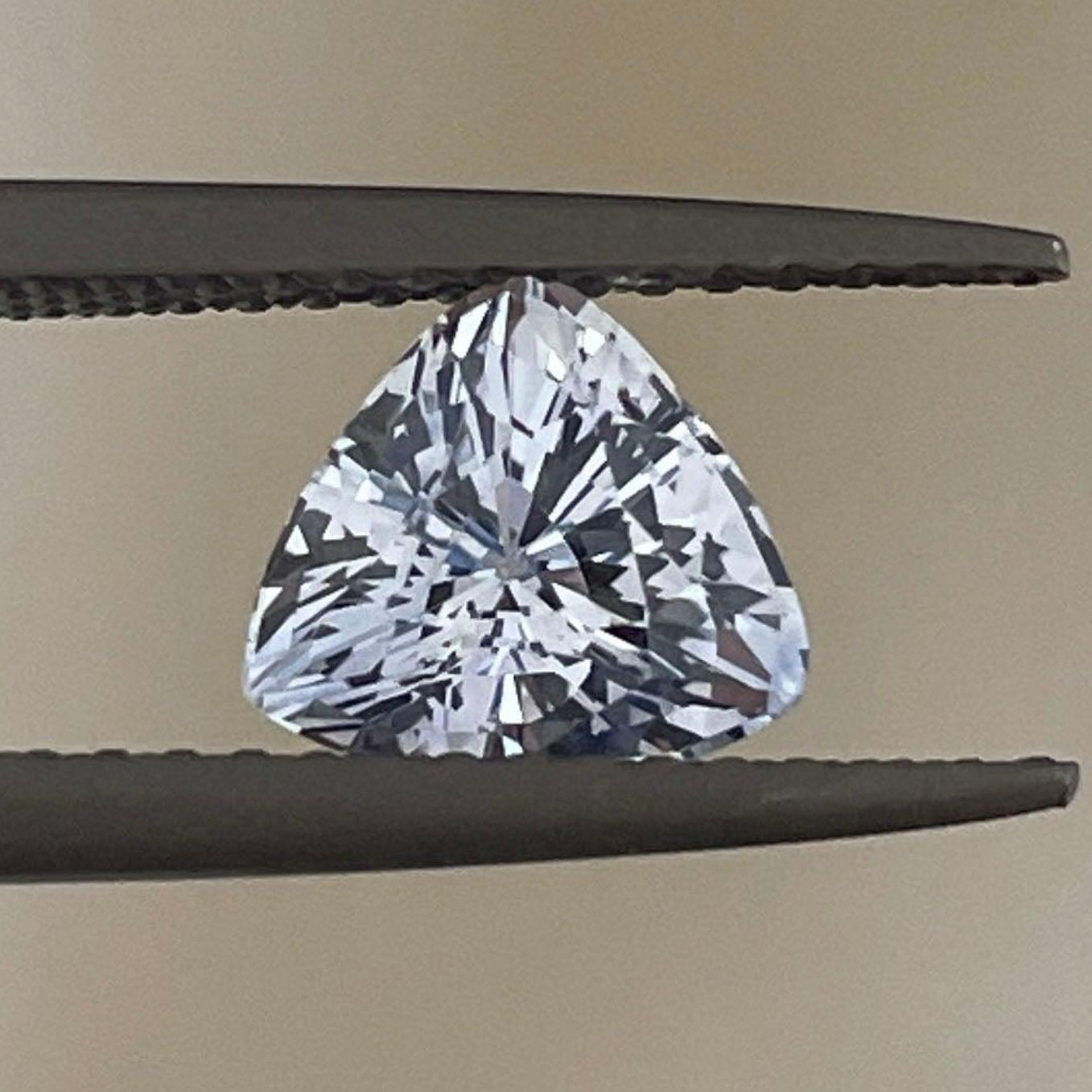 Saphir blanc neigeux naturel de 1,48 carat de NASHGEMS, présentant une pierre précieuse étincelante et claire avec une taille lisse et une clarté éclatante.