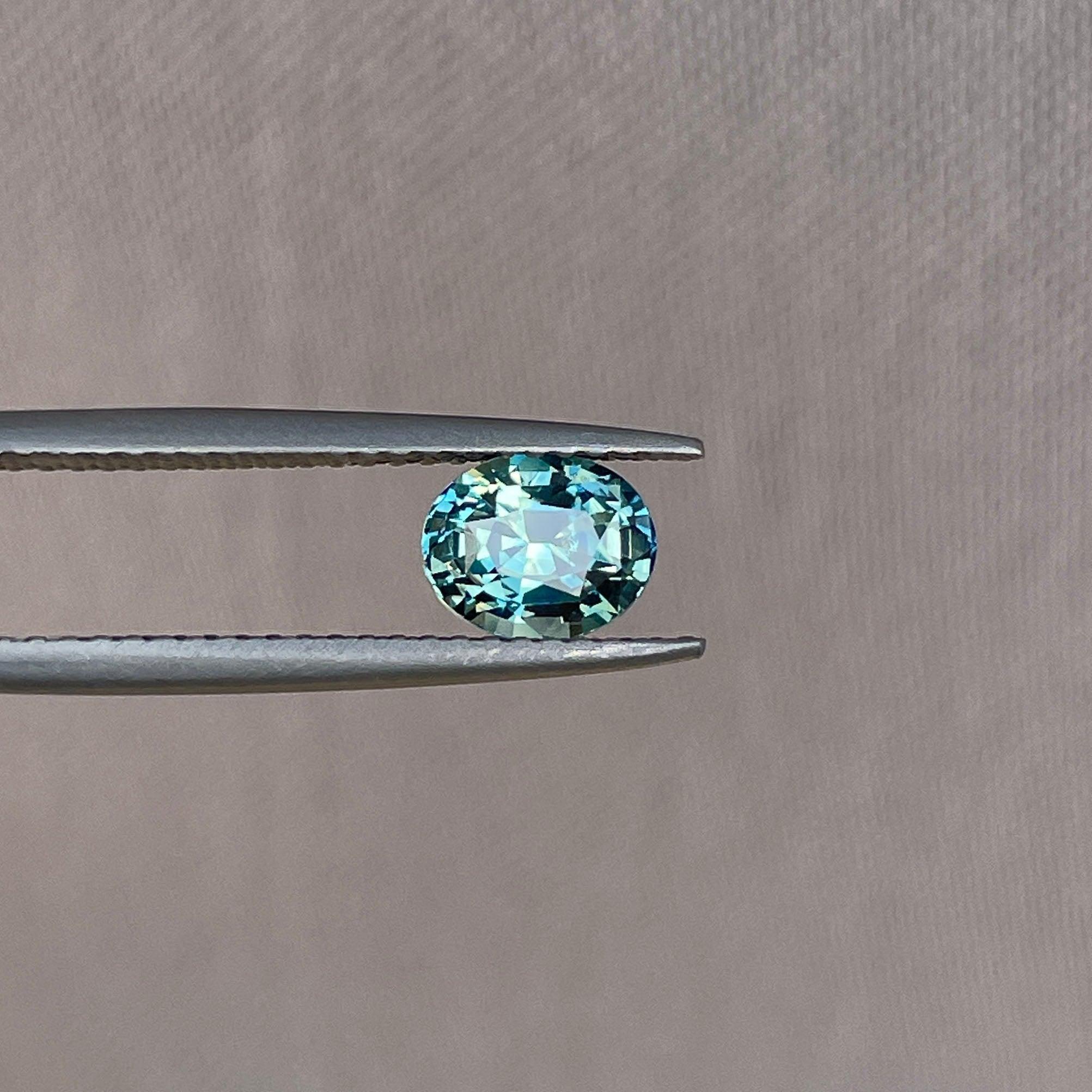Parti sapphire stone Oval cut 1.27 crt bi colour sapphire. Clarkson uni, Loose Stone