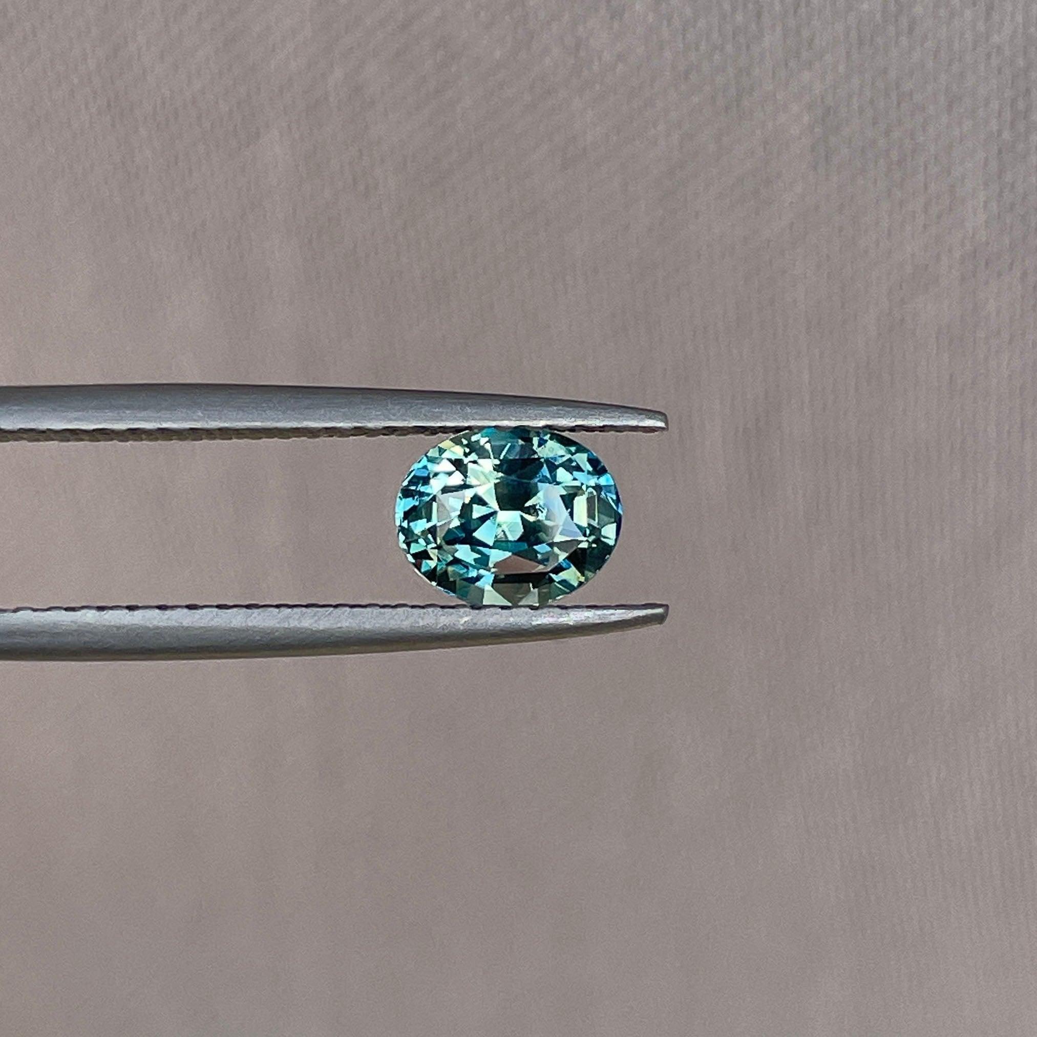 Parti sapphire stone Oval cut 1.27 crt bi colour sapphire. Clarkson uni, Loose Stone
