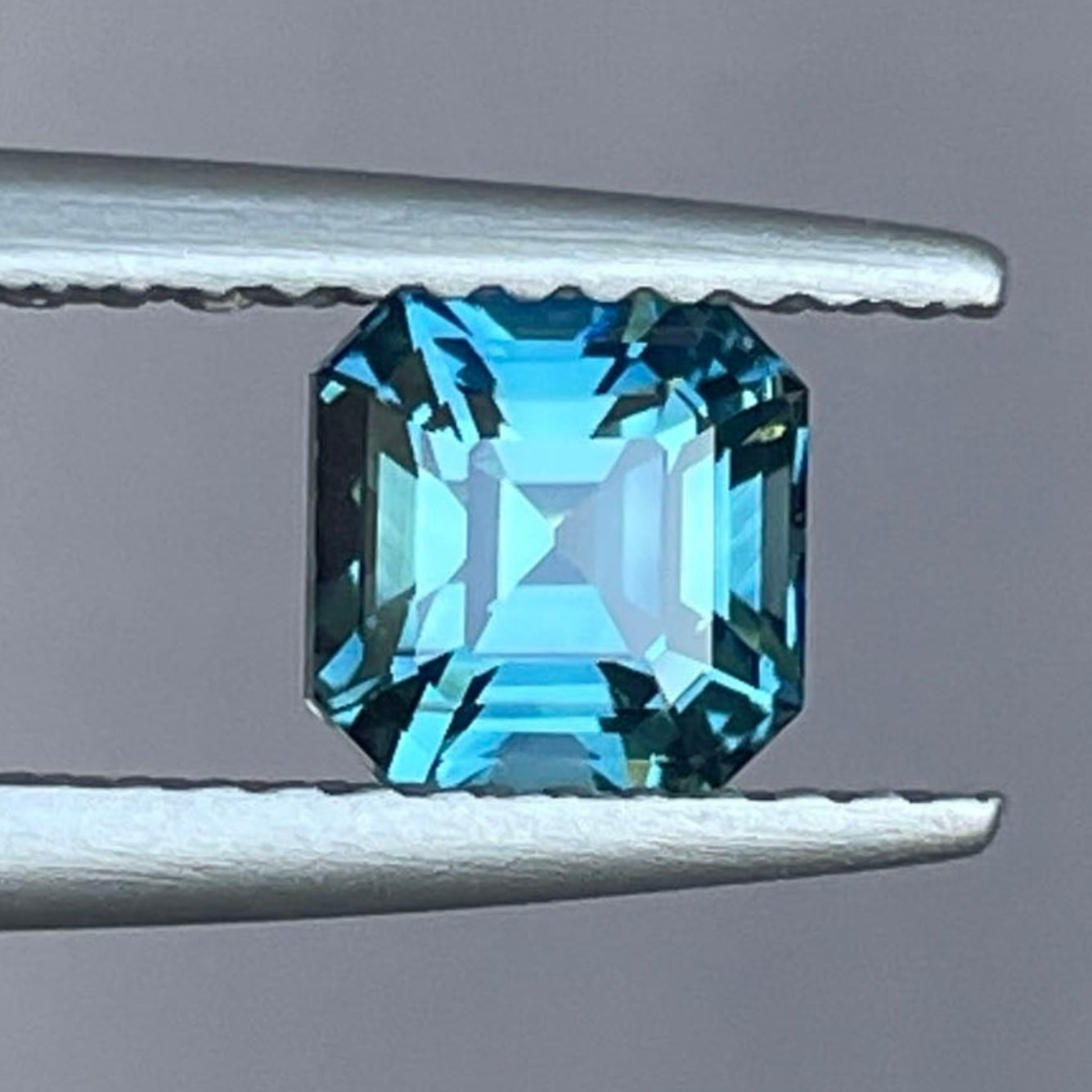 Saphir naturel bleu sarcelle vert taille émeraude 1,29 carat pierre précieuse détachée par NASHGEMS, idéal pour bagues ou pendentifs personnalisés.