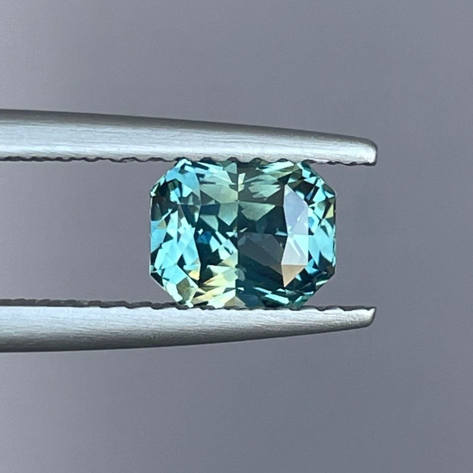 Saphir naturel bleu-vert sarcelle taille radiant 1,28 carat pierre précieuse détachée de NASHGEMS, idéal pour bagues ou pendentifs personnalisés.