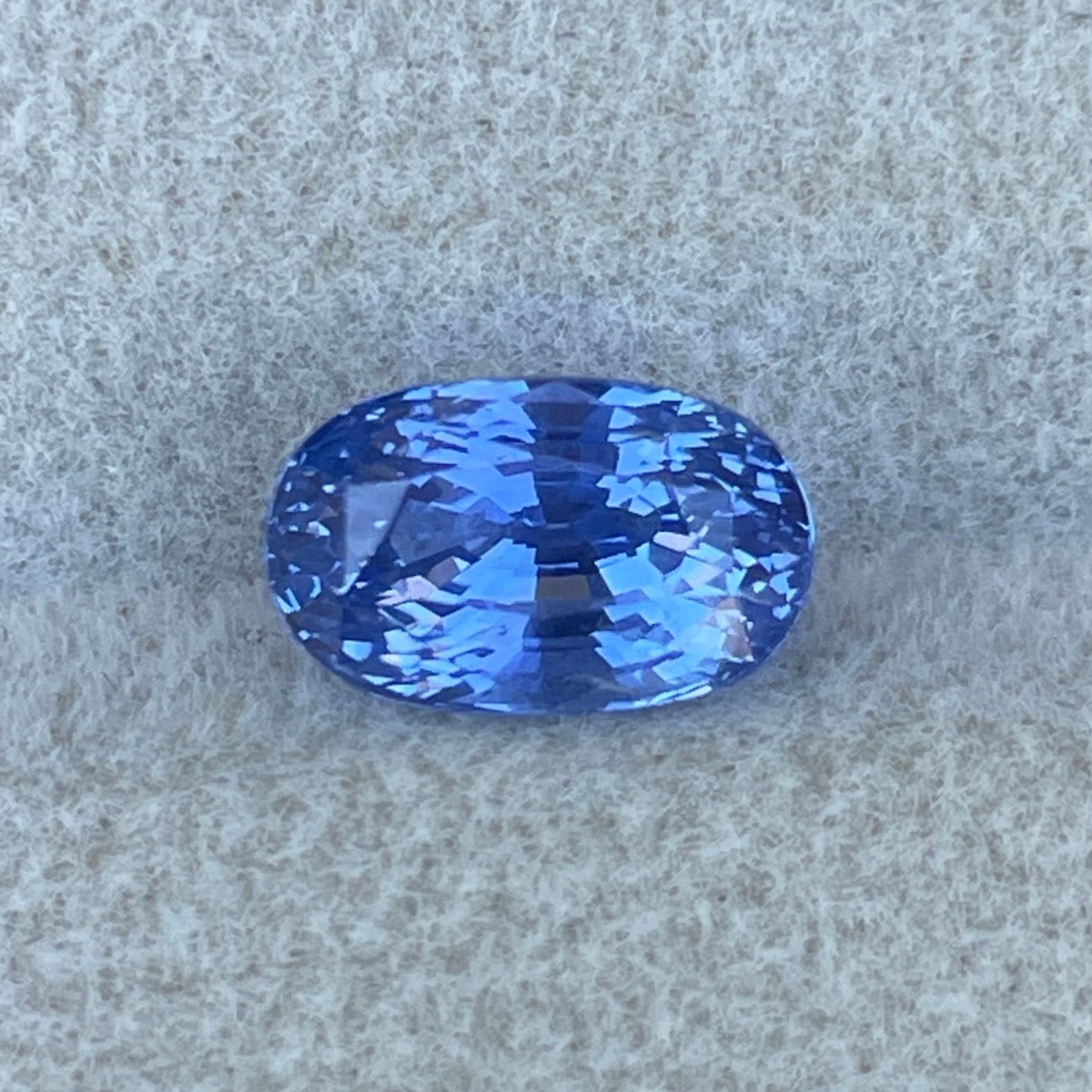 Saphir bleu naturel taille ovale 2,12 ct, pierre précieuse traitée thermiquement, idéale pour bagues, bijoux de fiançailles ou pendentifs.