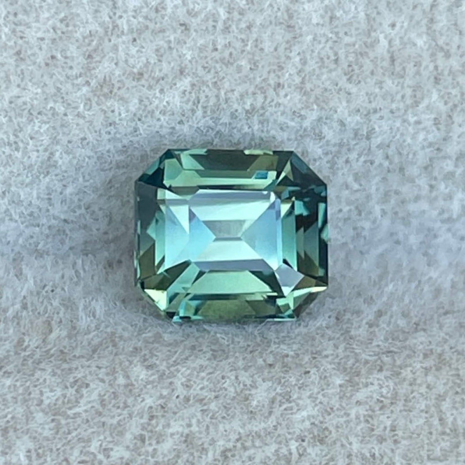 Pierre précieuse saphir naturel vert sarcelle, 1,19 carats taille émeraude, pierre précieuse traitée thermiquement pour bijoux personnalisés de NASHGEMS.