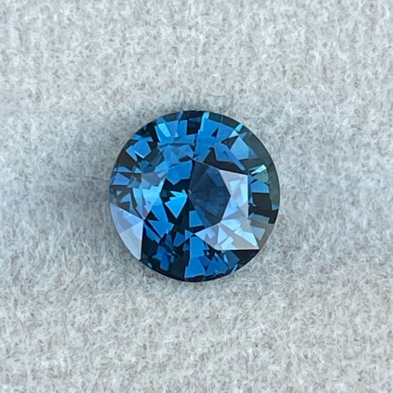 Pierre précieuse naturelle saphir bleu sarcelle, taille ronde 2,01 carats, traitée thermiquement, parfaite pour bagues ou pendentifs personnalisés, par NASHGEMS.
