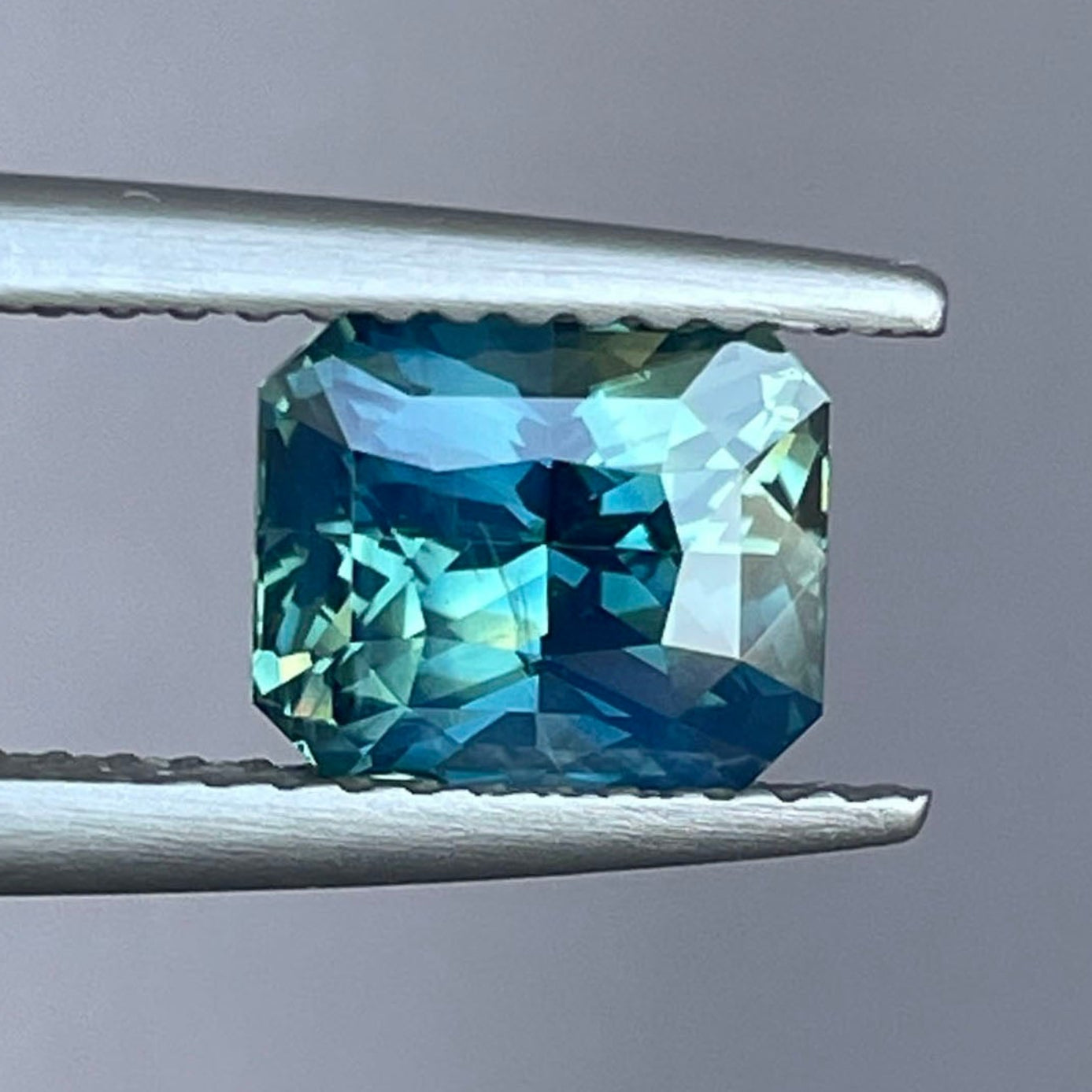 Saphir naturel bleu-vert sarcelle taille radiant 2,11 ct pierre précieuse détachée de NASHGEMS, idéal pour bagues ou pendentifs personnalisés.