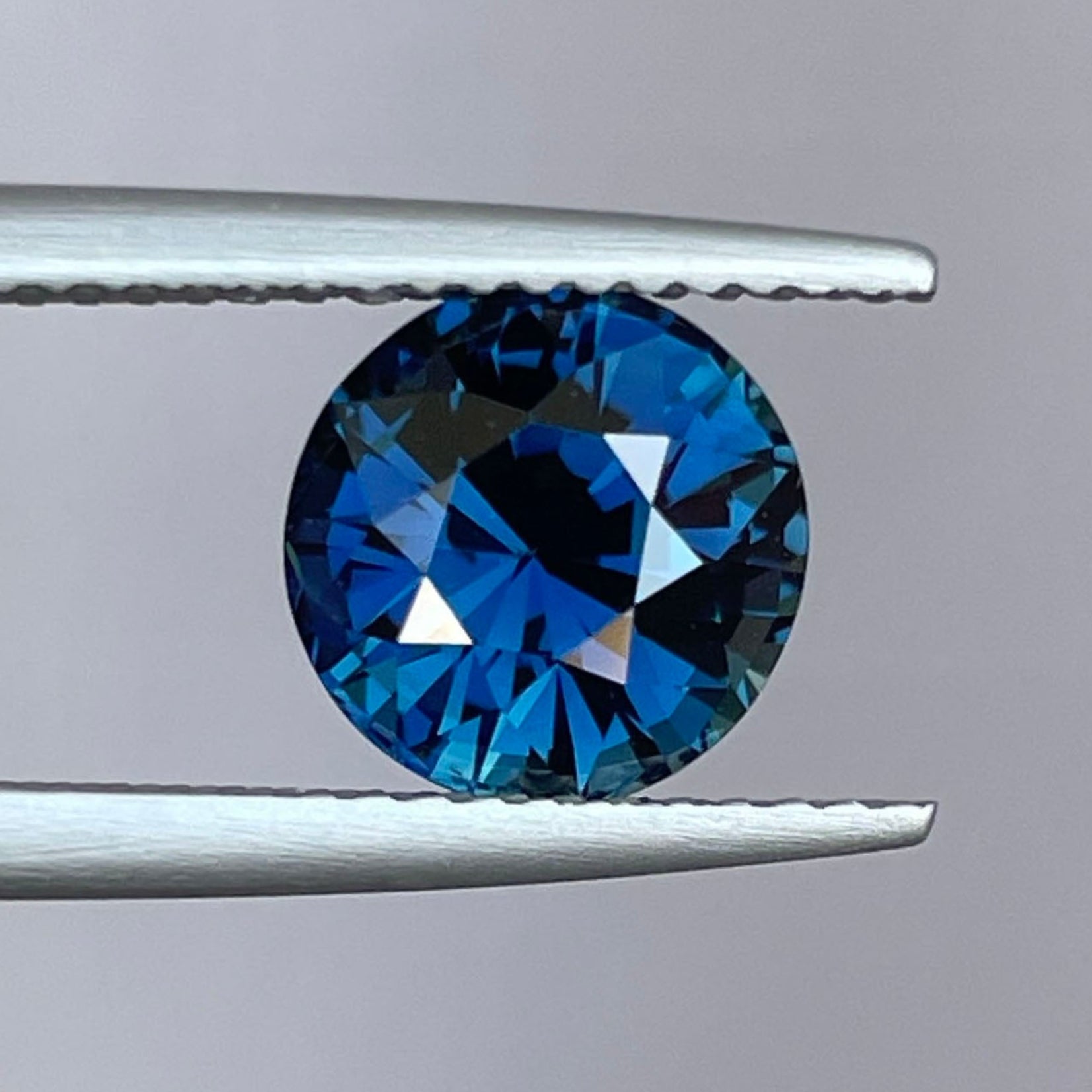 Saphir naturel bleu sarcelle vert rond taille 3,06 carats pierre précieuse détachée de NASHGEMS, idéal pour bagues ou pendentifs personnalisés.