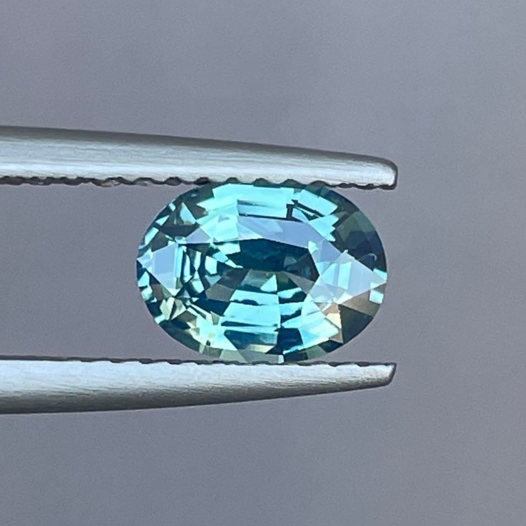 Saphir naturel bleu-vert sarcelle taille ovale 1,21 carats, pierre précieuse traitée thermiquement pour bagues ou pendentifs.