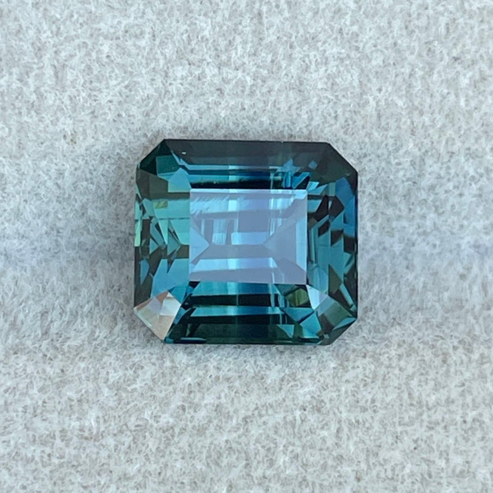 Saphir naturel bleu-vert sarcelle, taille émeraude, 3,94 carats, saphir brut non traité pour création de bijoux sur mesure.