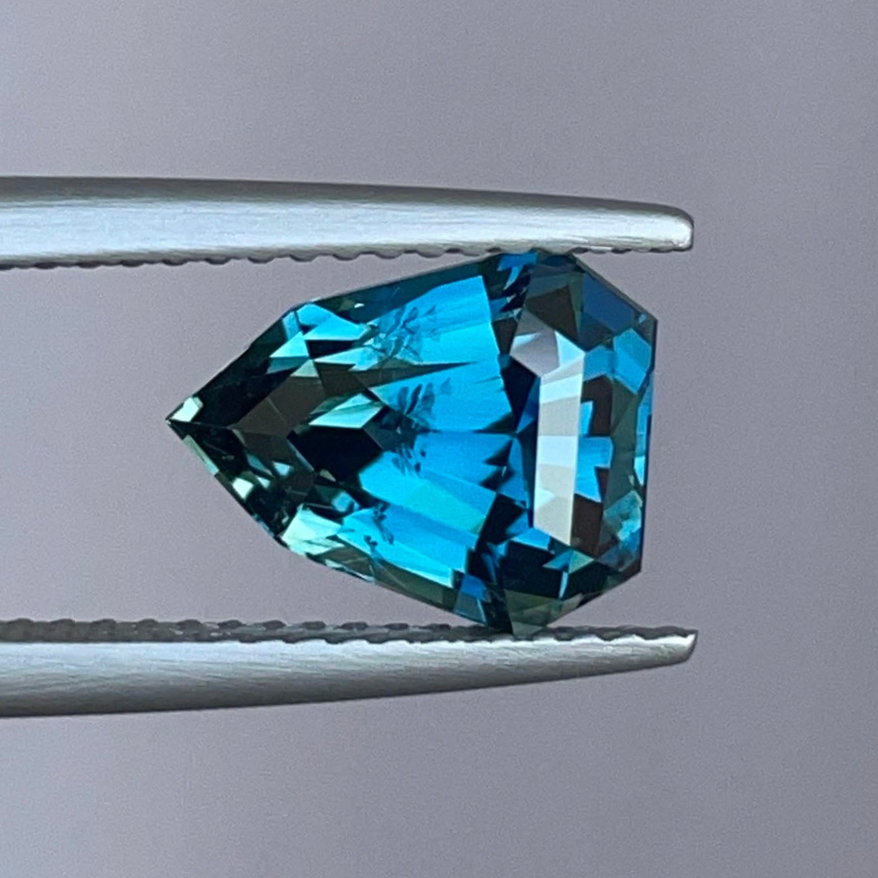 Saphir naturel bleu-vert sarcelle taille écu 3,51 ct, pierre précieuse traitée thermiquement pour bague sur mesure, fiançailles ou pendentif.