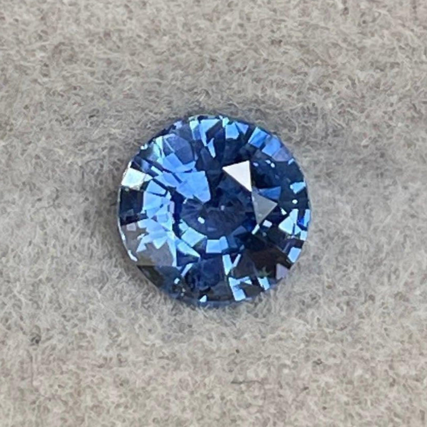 Bague pour femme avec pierre précieuse saphir bleu naturel Neelam, 0,58 carat, provenant du Sri Lanka, mettant en vedette un saphir bleu vibrant par NASHGEMS.