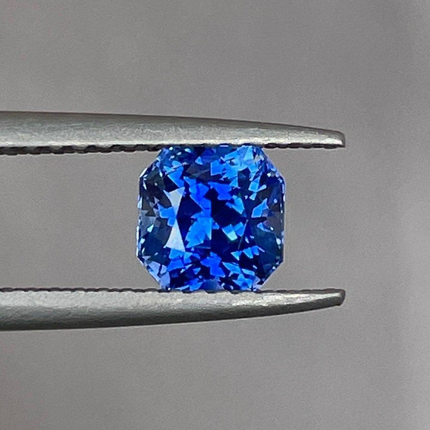 Pierre précieuse saphir bleu naturel Neelam de 1,08 carat dans une bague NASHGEMS, mettant en valeur un saphir bleu vibrant pour bijoux féminins.