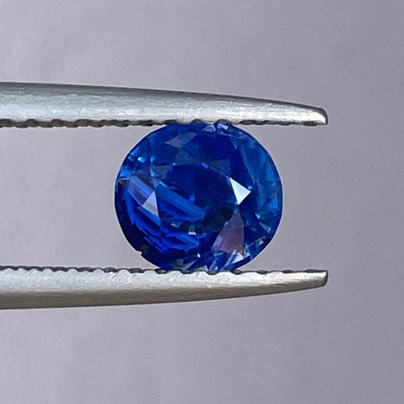 Pierre de naissance saphir bleu naturel Neelam, 0,97 carat, dans une bague NASHGEMS, mettant en valeur un saphir bleu vibrant pour bijoux féminins.