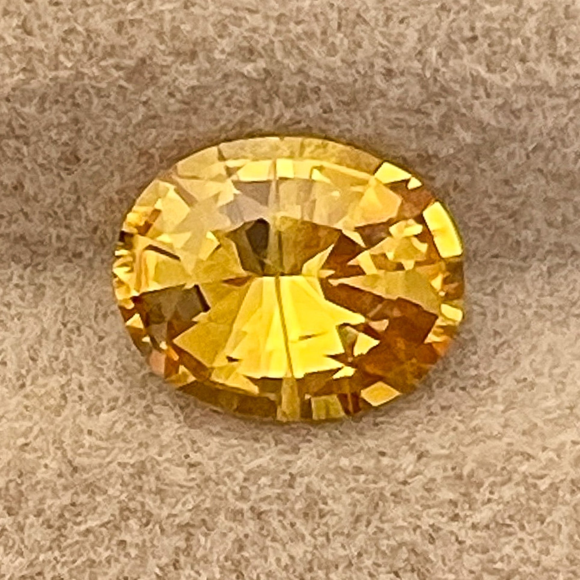Pierre précieuse saphir jaune naturel, 1,27 ct taille ovale, saphir jaune traité thermiquement en vrac par NASHGEMS pour bagues de fiançailles.