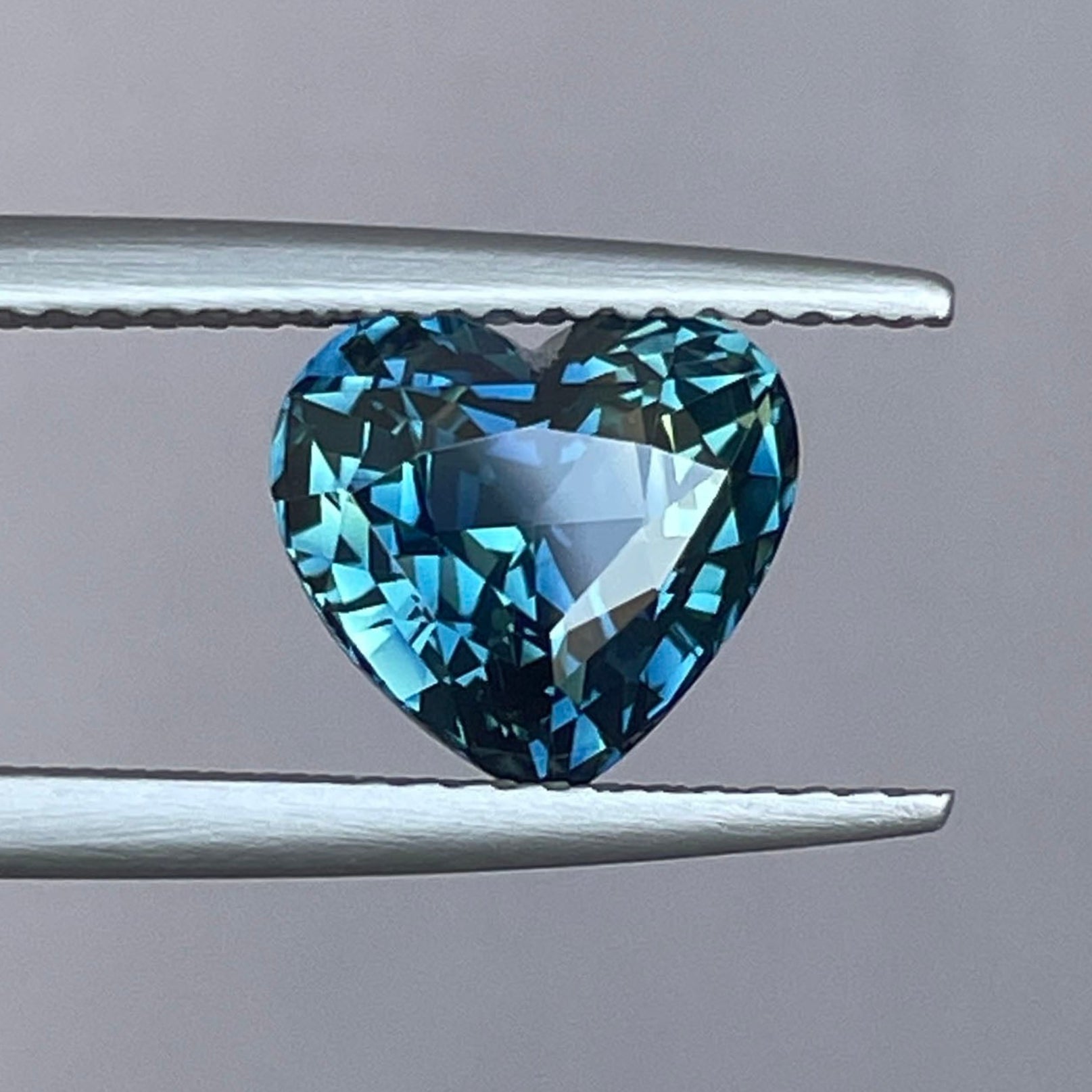 Saphir naturel bleu sarcelle vert taille cœur 3,08 crt. pierre précieuse détachée par NASHGEMS, idéal pour bagues personnalisées, bijoux de fiançailles ou pendentifs.