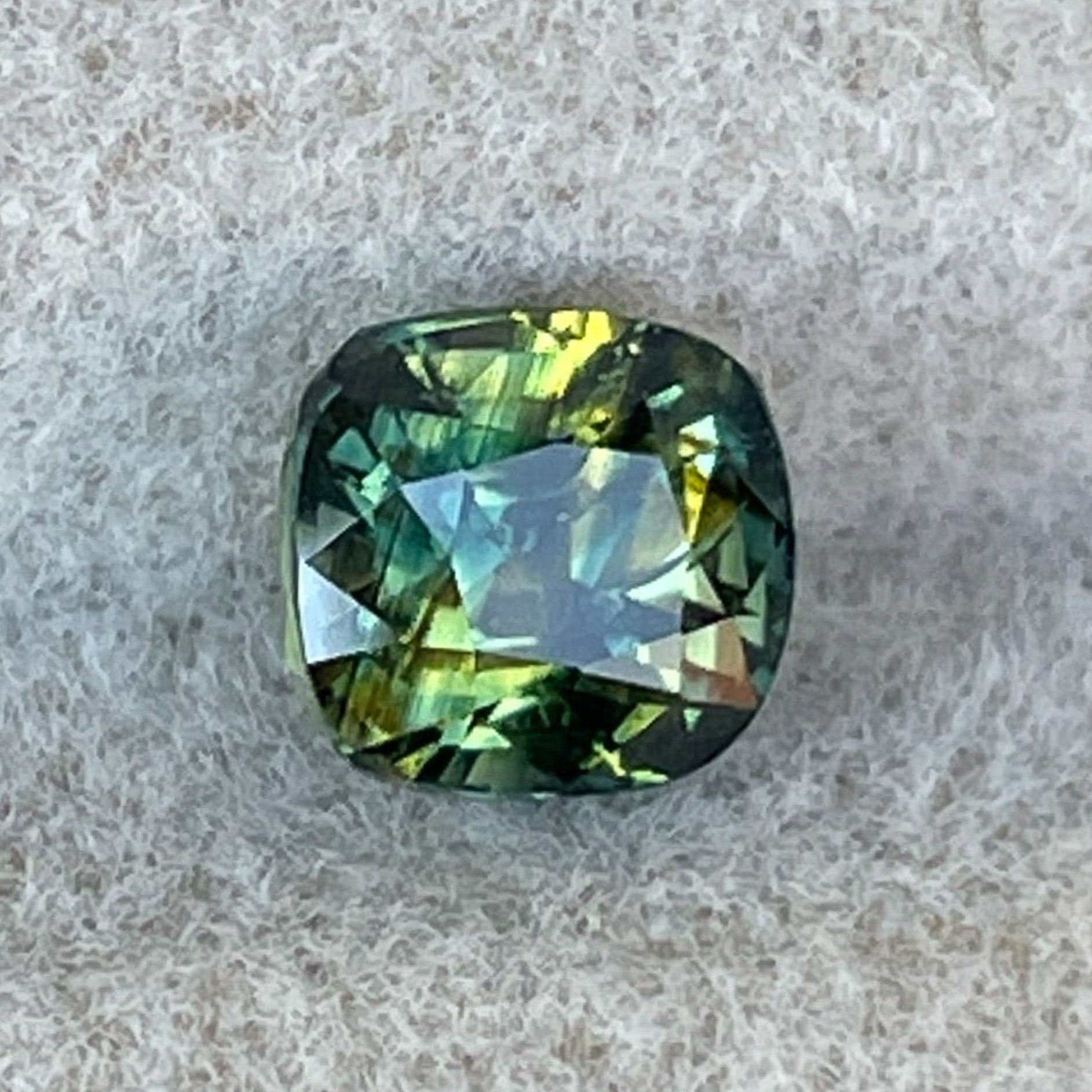 Saphir Parti australien bleu sarcelle 1,10 Ct taille coussin, saphir brut sans traitement thermique par NASHGEMS, parfait pour une bague de fiançailles ou un bijou personnalisé.