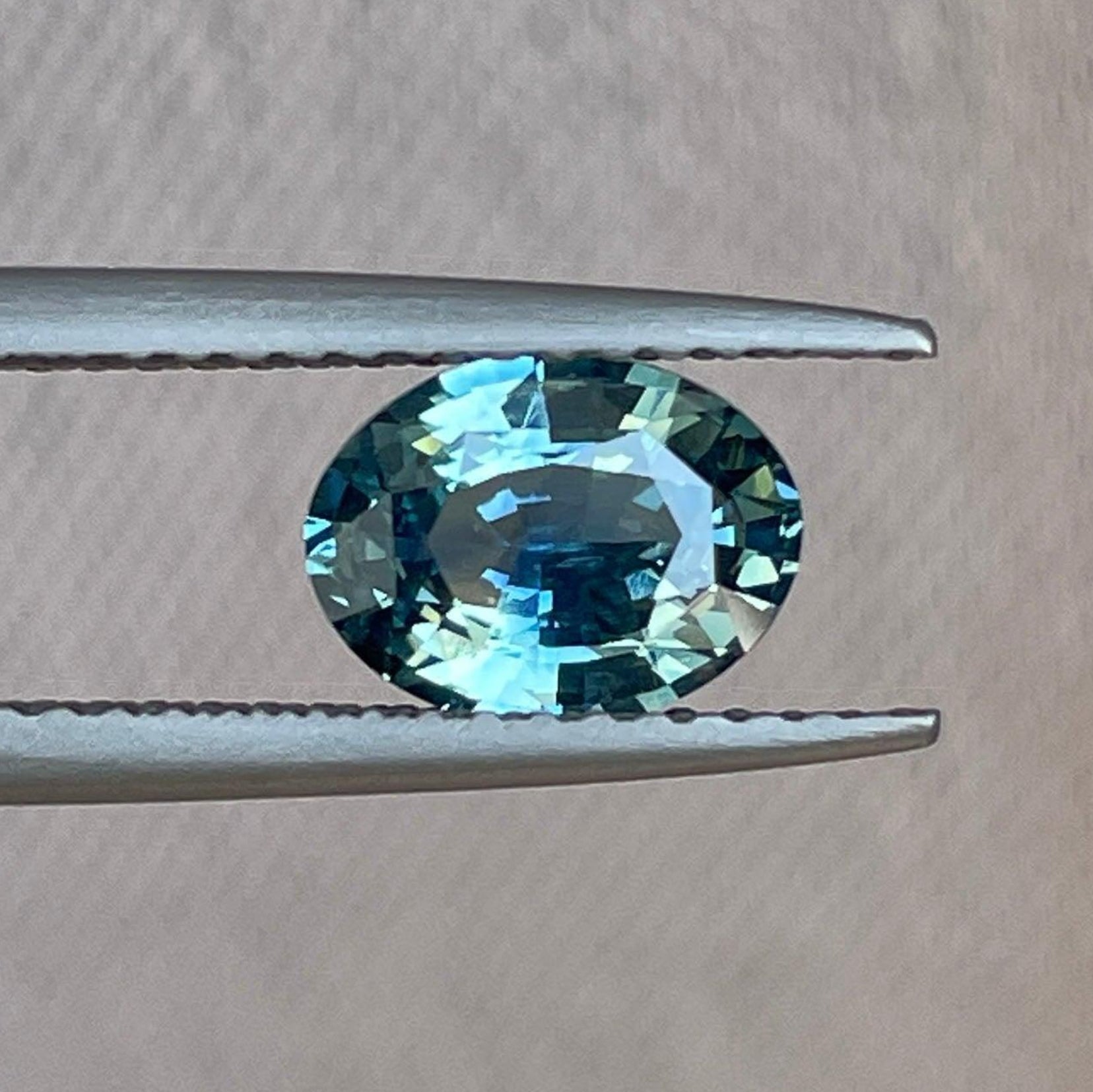Saphir bleu-vert ovale en pierre précieuse détachée, 1,16 carats, idéal pour la création de bijoux et les designs personnalisés par NASHGEMS.