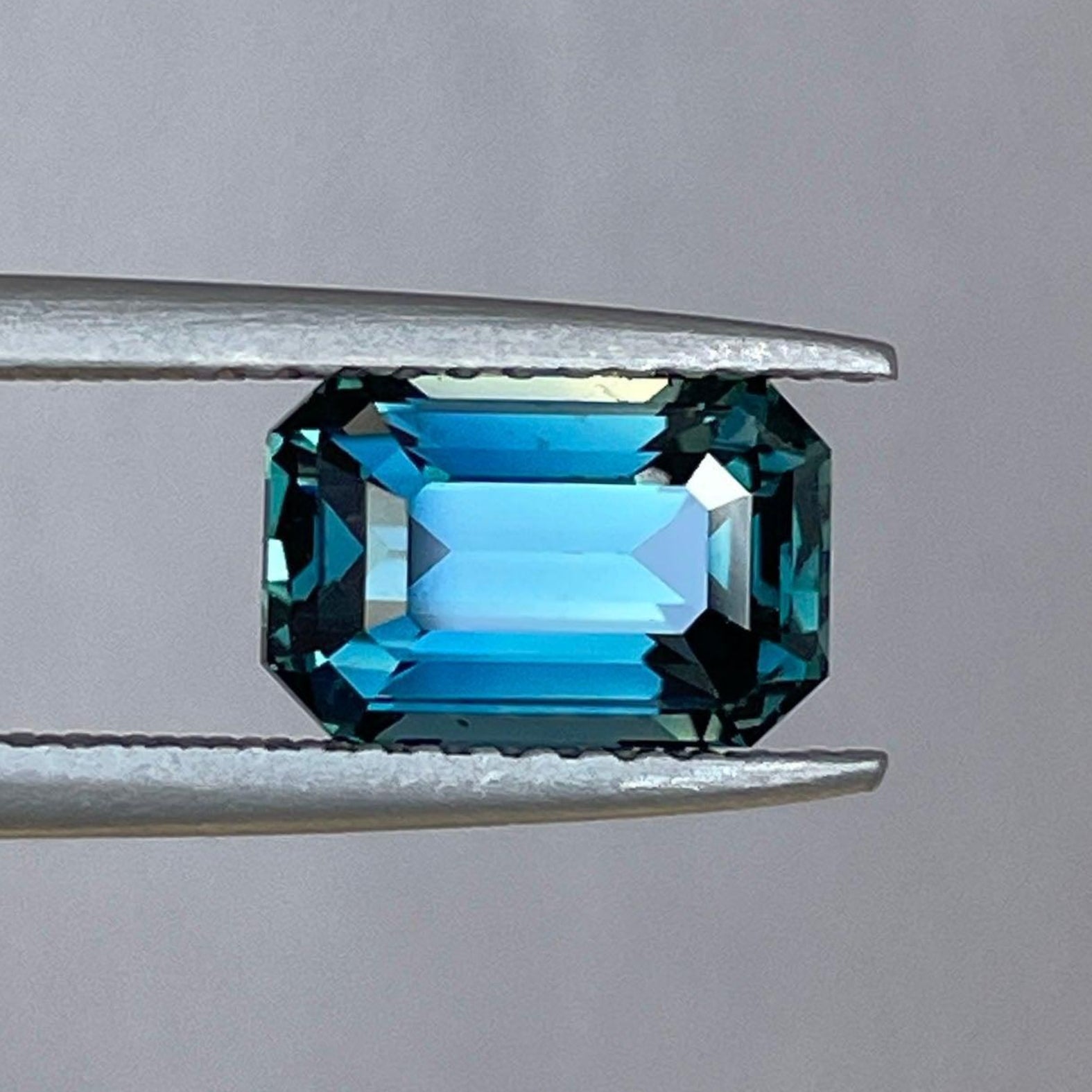 Saphir bleu-vert sarcelle avec taille émeraude, 2,42 carats, non traité, adapté pour des bijoux personnalisés comme des bagues ou des pendentifs.