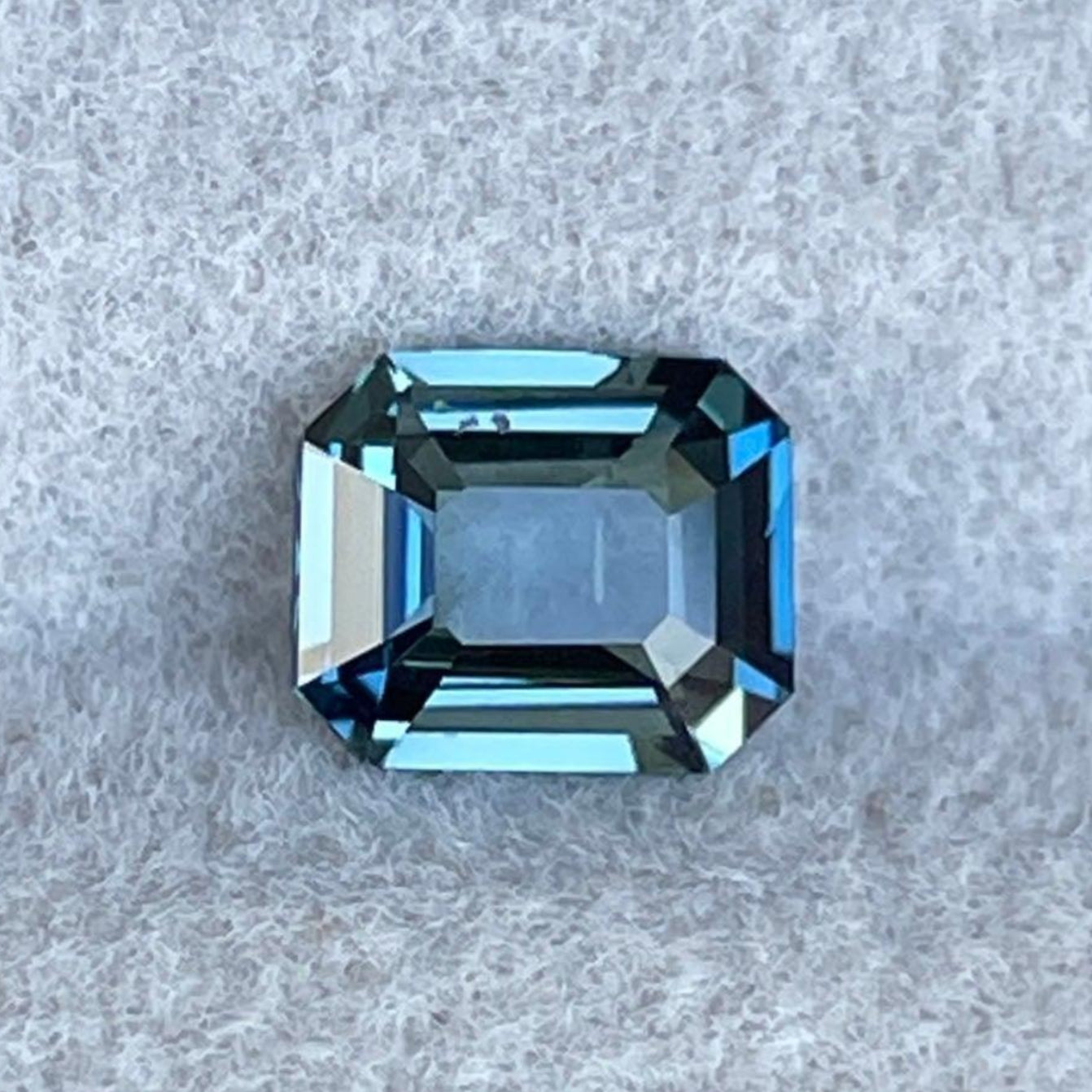 Bague d'anniversaire en saphir sarcelle avec des saphirs bleu-vert, 0,86 carats, de NASHGEMS, présentant un design unique de bague de fiançailles.