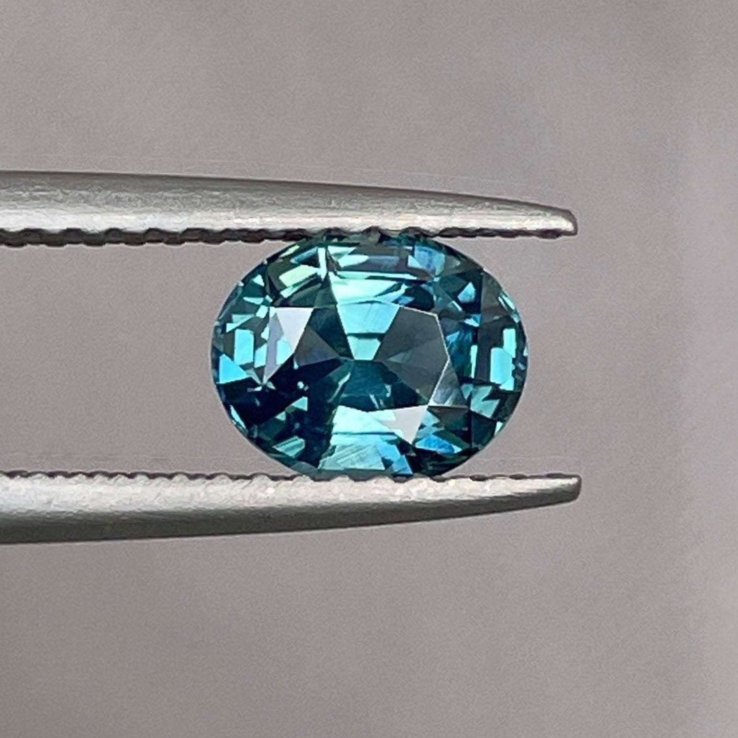 Saphir bleu-vert de forme ovale de NASHGEMS, 1,23 carats, idéal pour des bijoux personnalisés comme des bagues et des pendentifs.