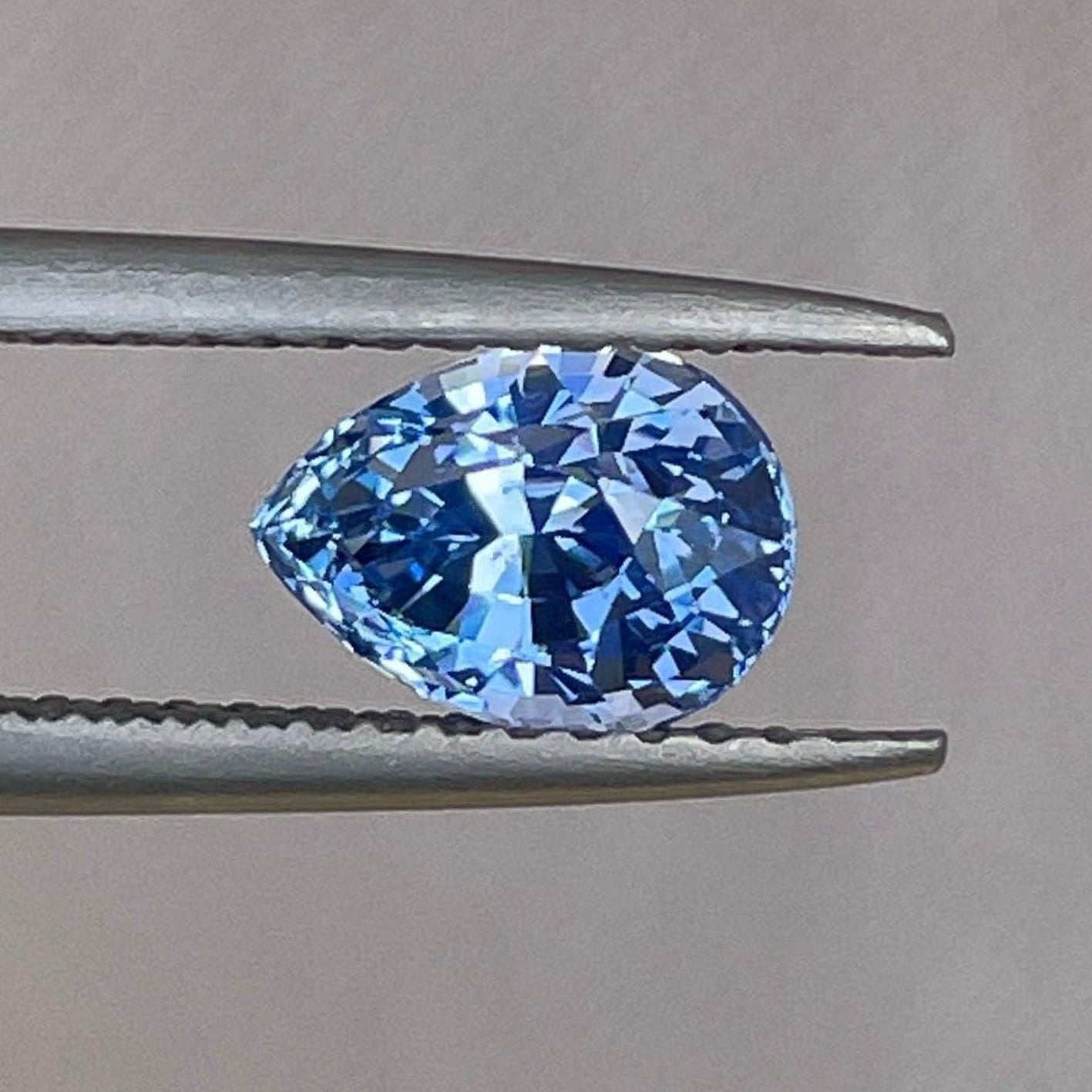 Pierre précieuse saphir bleu, 1,48 ct, pierre précieuse détachée pour bagues de fiançailles, par NASHGEMS, mettant en valeur sa couleur bleue vibrante.