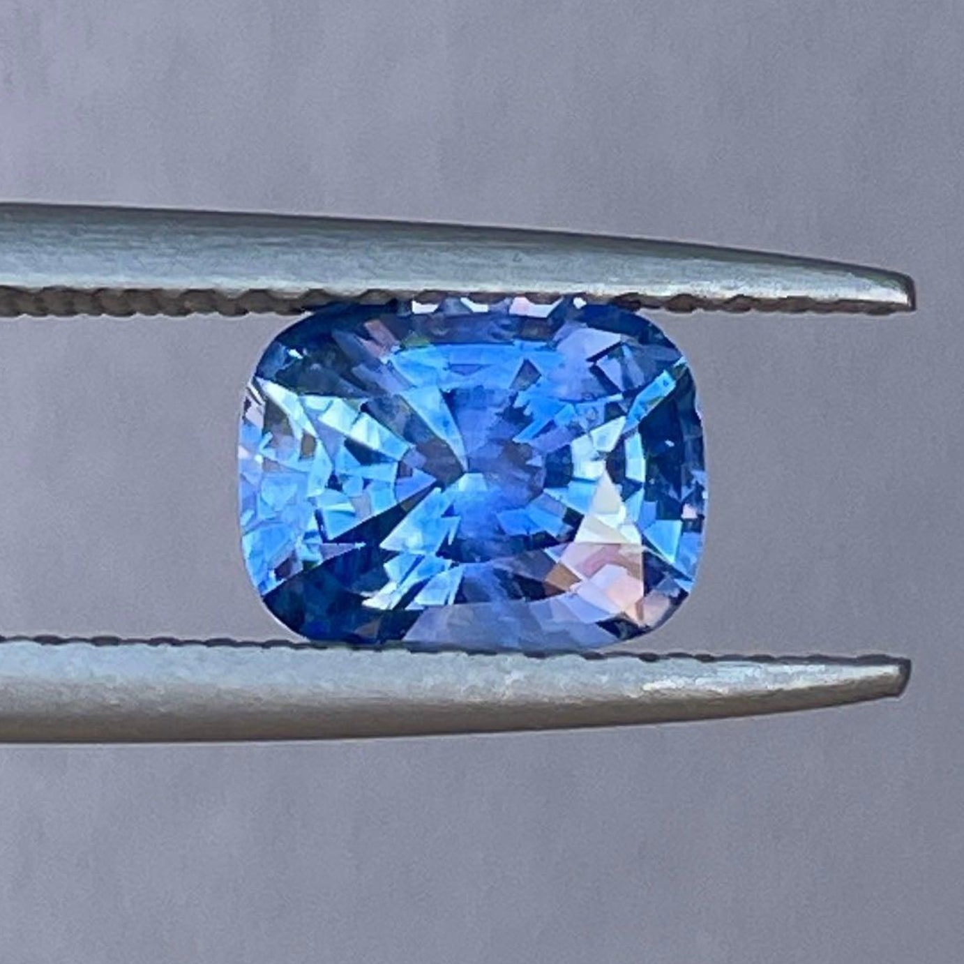 Saphir bleu pierre précieuse en vrac, 1,31 ct., de NASHGEMS, présentant une pierre précieuse vibrante et de haute qualité pour bagues de fiançailles.