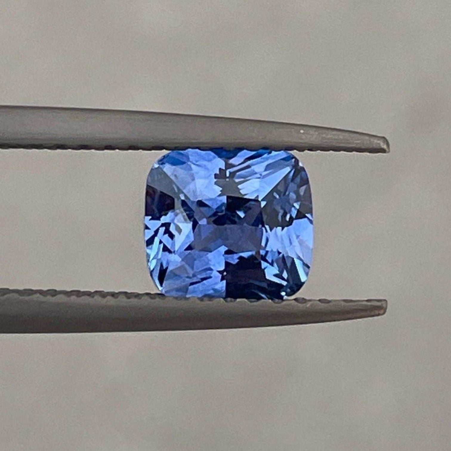 Pierre précieuse saphir bleu de NASHGEMS, 1,07 ct. Pierre précieuse détachée idéale pour bagues de fiançailles ou création de bijoux.