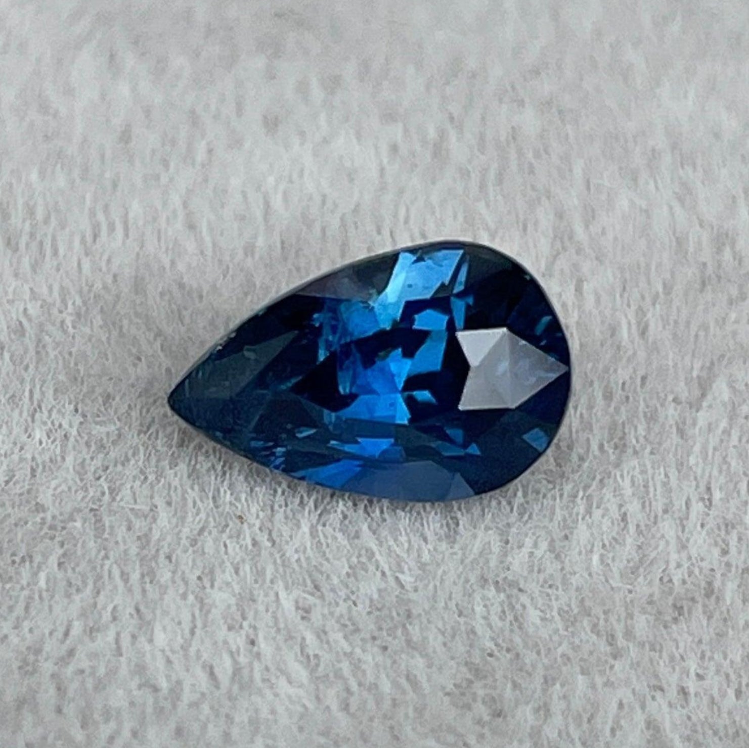 Bagues de fiançailles en saphir bleu sarcelle par NASHGEMS, présentant une pierre précieuse bleue brillante de 1,34 carat dans un design d'alliance pour hommes et femmes.