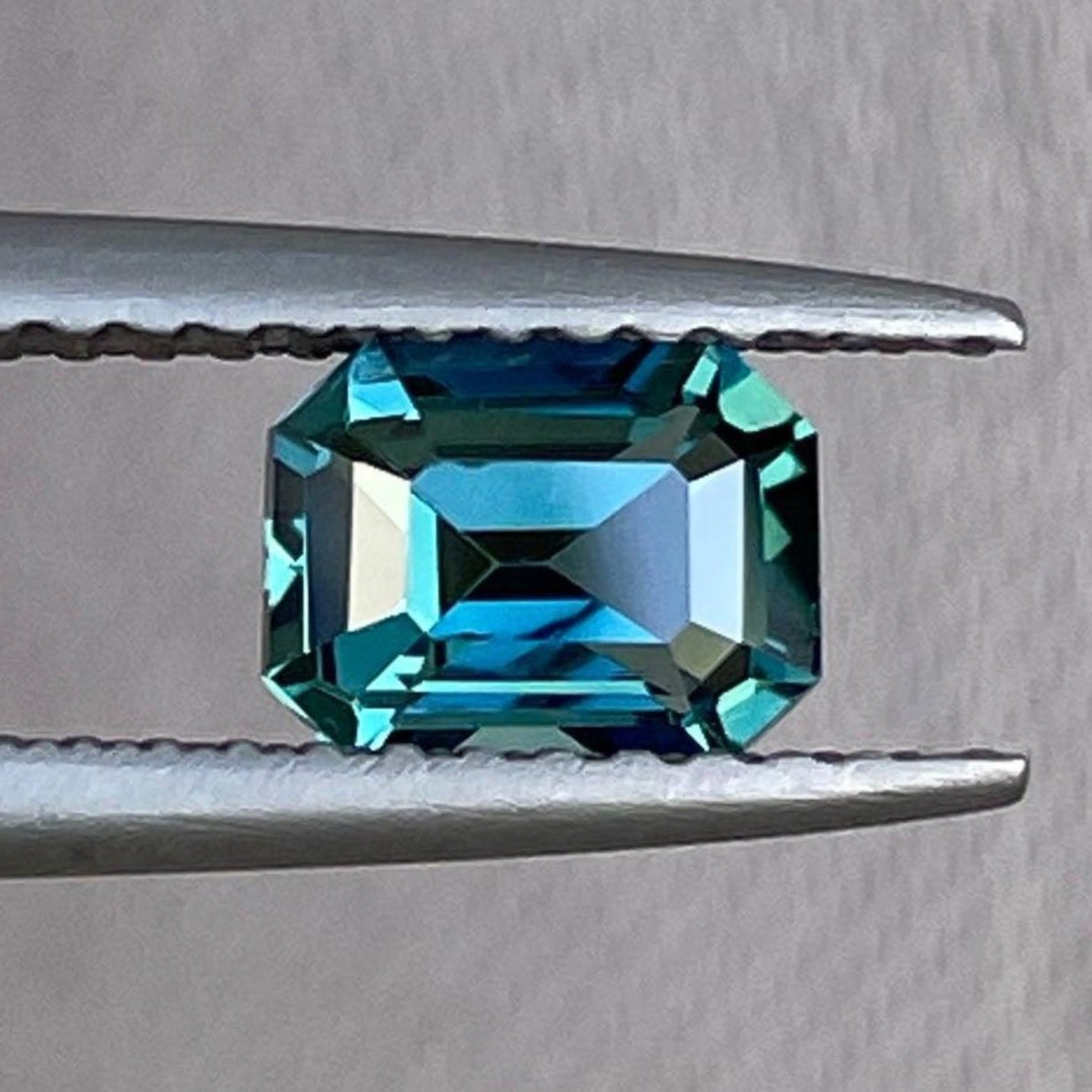 Bague de fiançailles en saphir bleu-vert avec un saphir bleu-vert de 1,02 ct taillé en émeraude, par NASHGEMS, idéale pour un anniversaire ou une demande en mariage.