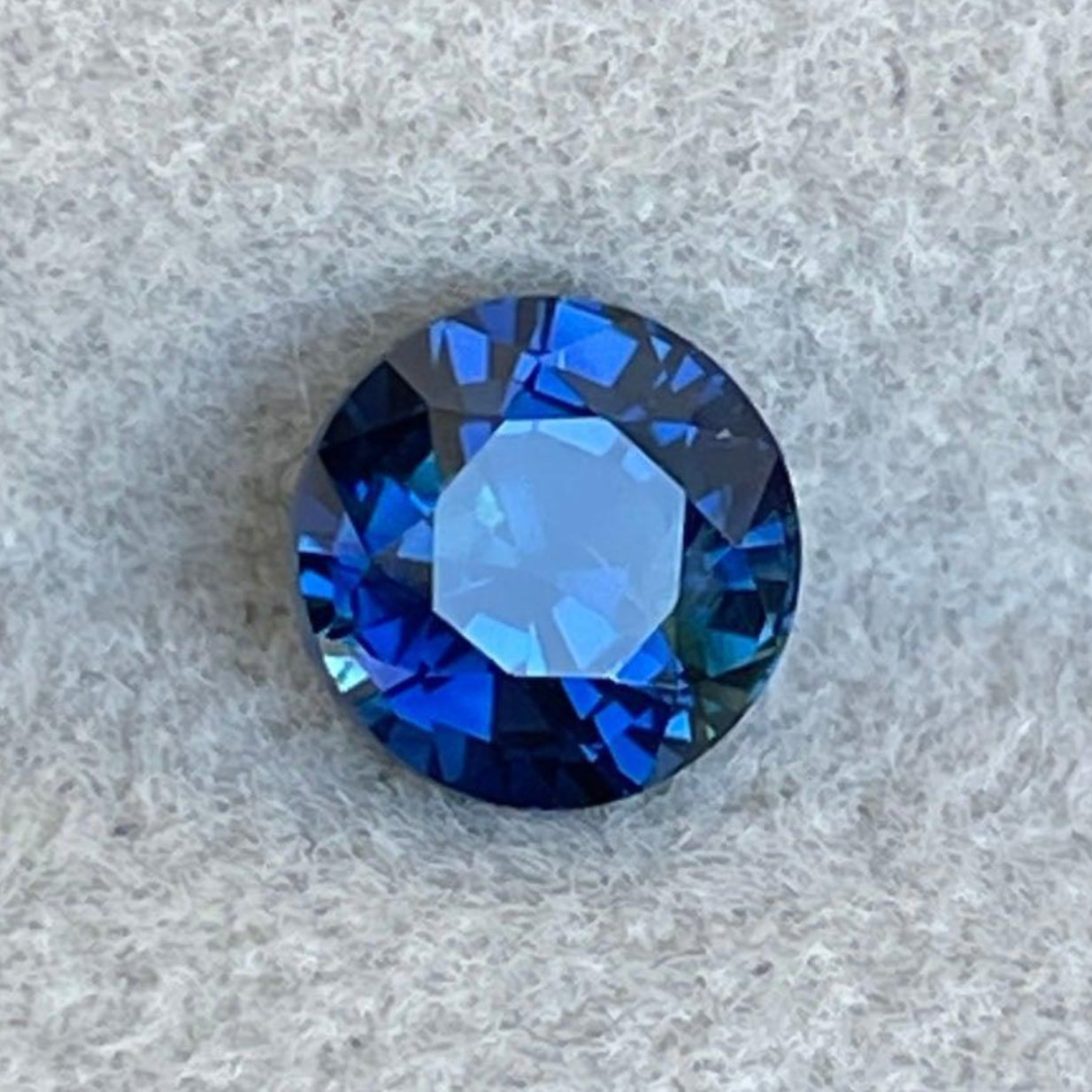 Bague de fiançailles en saphir bleu sarcelle avec un saphir bleu naturel de 1,10 carat, créée par NASHGEMS, sertie dans un bijou élégant pour femmes.
