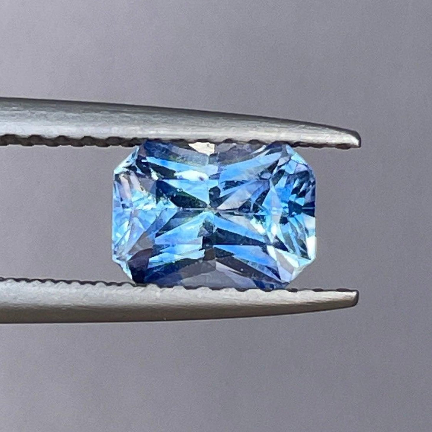 Bijoux en saphir bleu comprenant une bague de fiançailles en saphir naturel de 1,24 ct, un pendentif et une alliance par NASHGEMS.